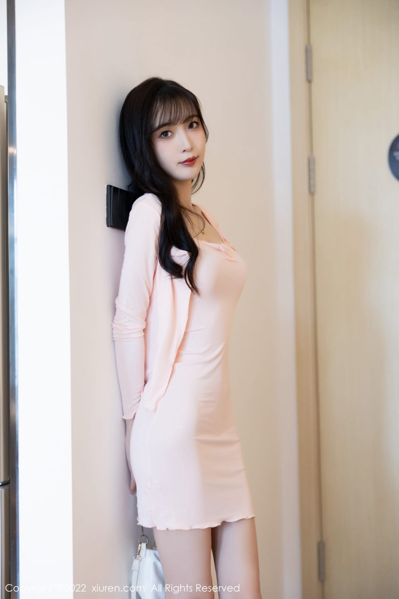 美女模特林星阑粉色服饰搭配高挑身材性感写真