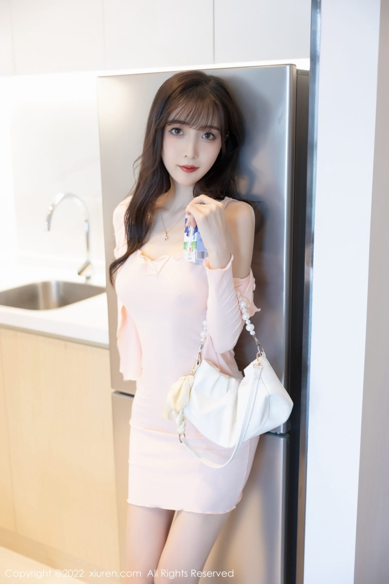 美女模特林星阑粉色服饰搭配高挑身材性感写真