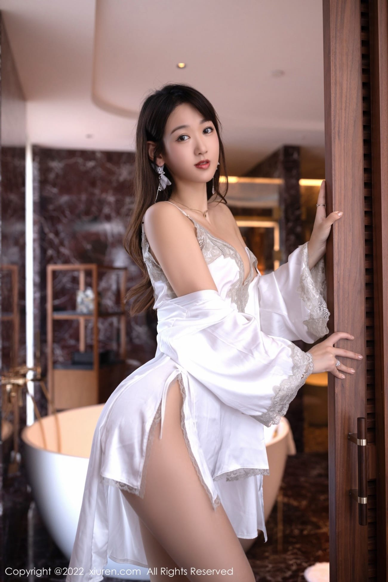美女模特唐安琪白色睡裙搭配原色丝袜私房写真