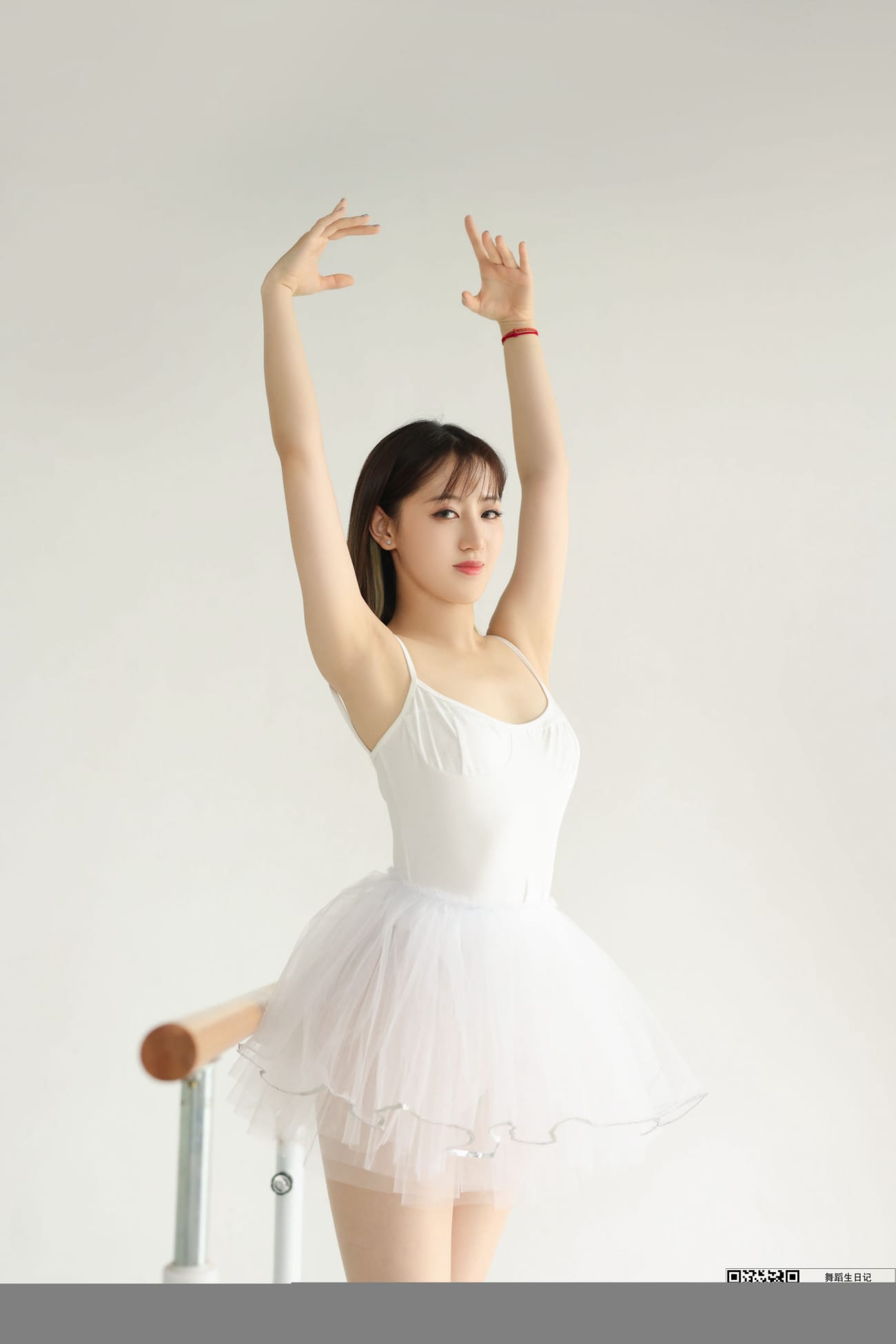 GALLI嘉丽短发美女欣美3白色丝袜舞蹈生日记主题性感写真