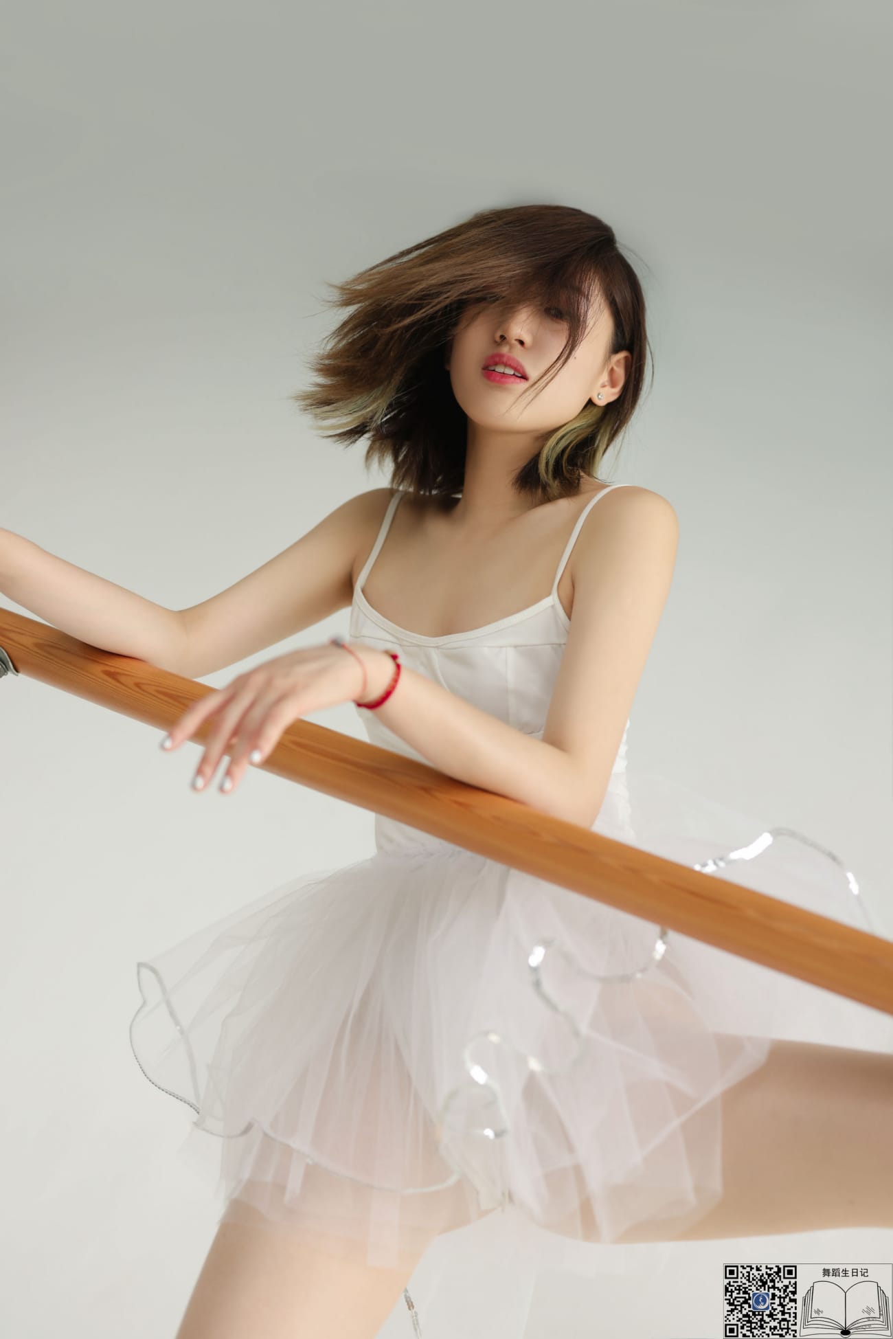 GALLI嘉丽短发美女欣美3白色丝袜舞蹈生日记主题性感写真