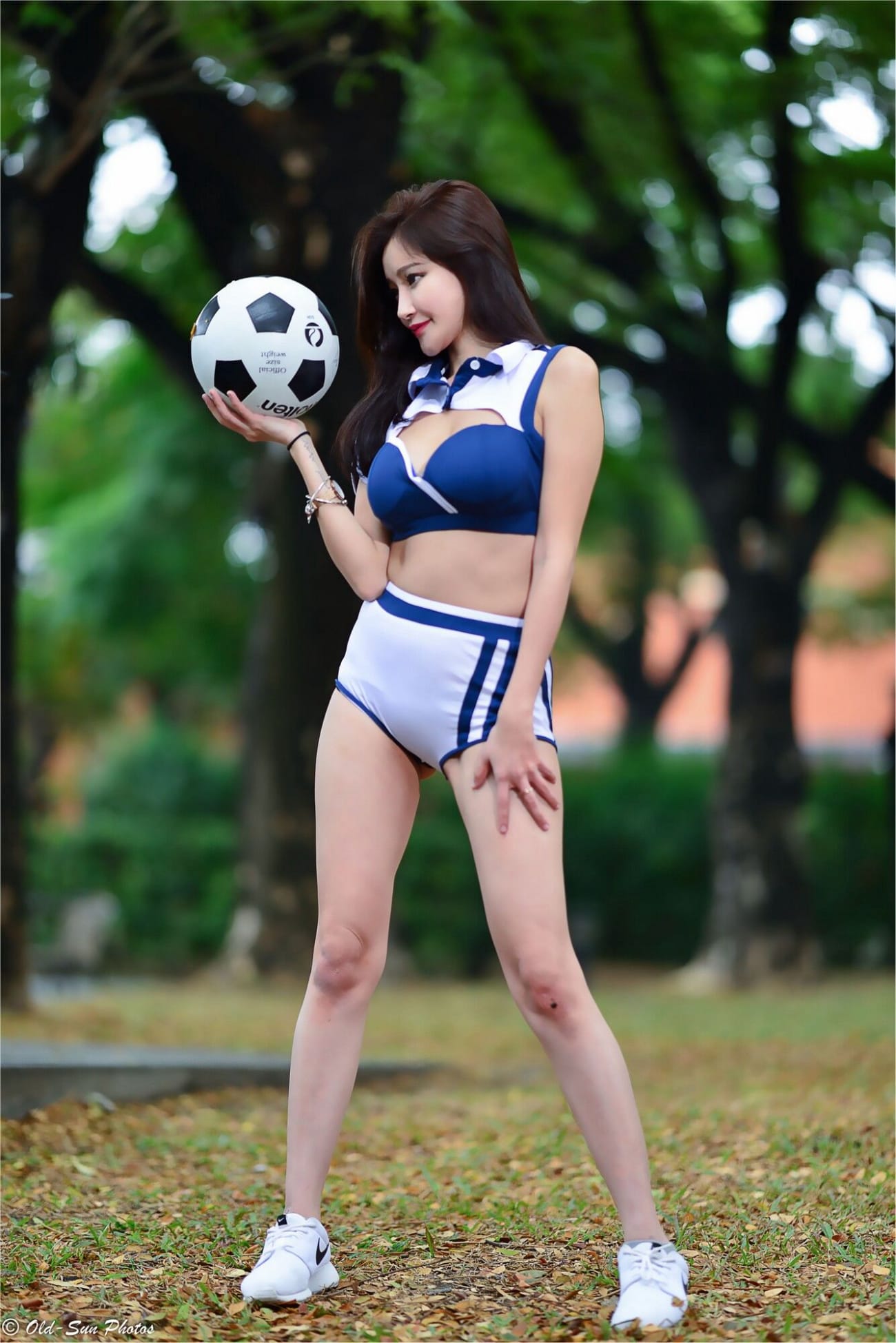 台湾正妹詹艾葳Avril足球宝贝装扮青春活力户外性感写真