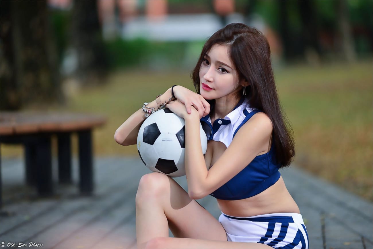 台湾正妹詹艾葳Avril足球宝贝装扮青春活力户外性感写真
