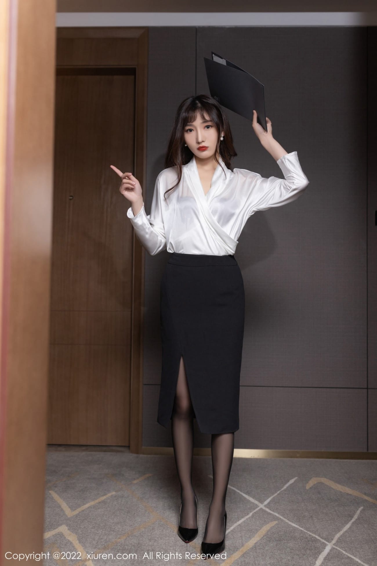 模特陆萱萱白色上衣搭配黑丝短裙系列性感写真