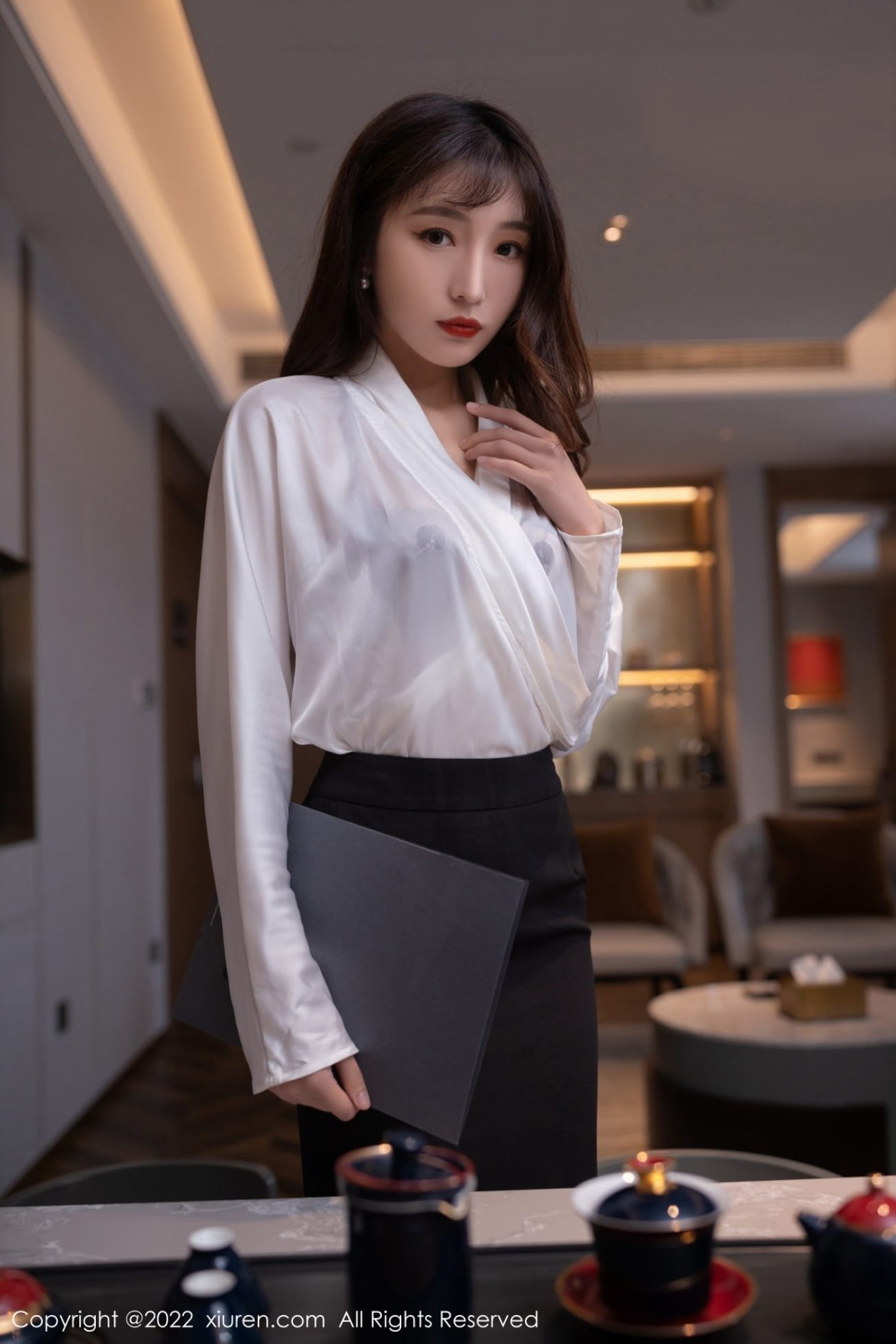 模特陆萱萱白色上衣搭配黑丝短裙系列性感写真