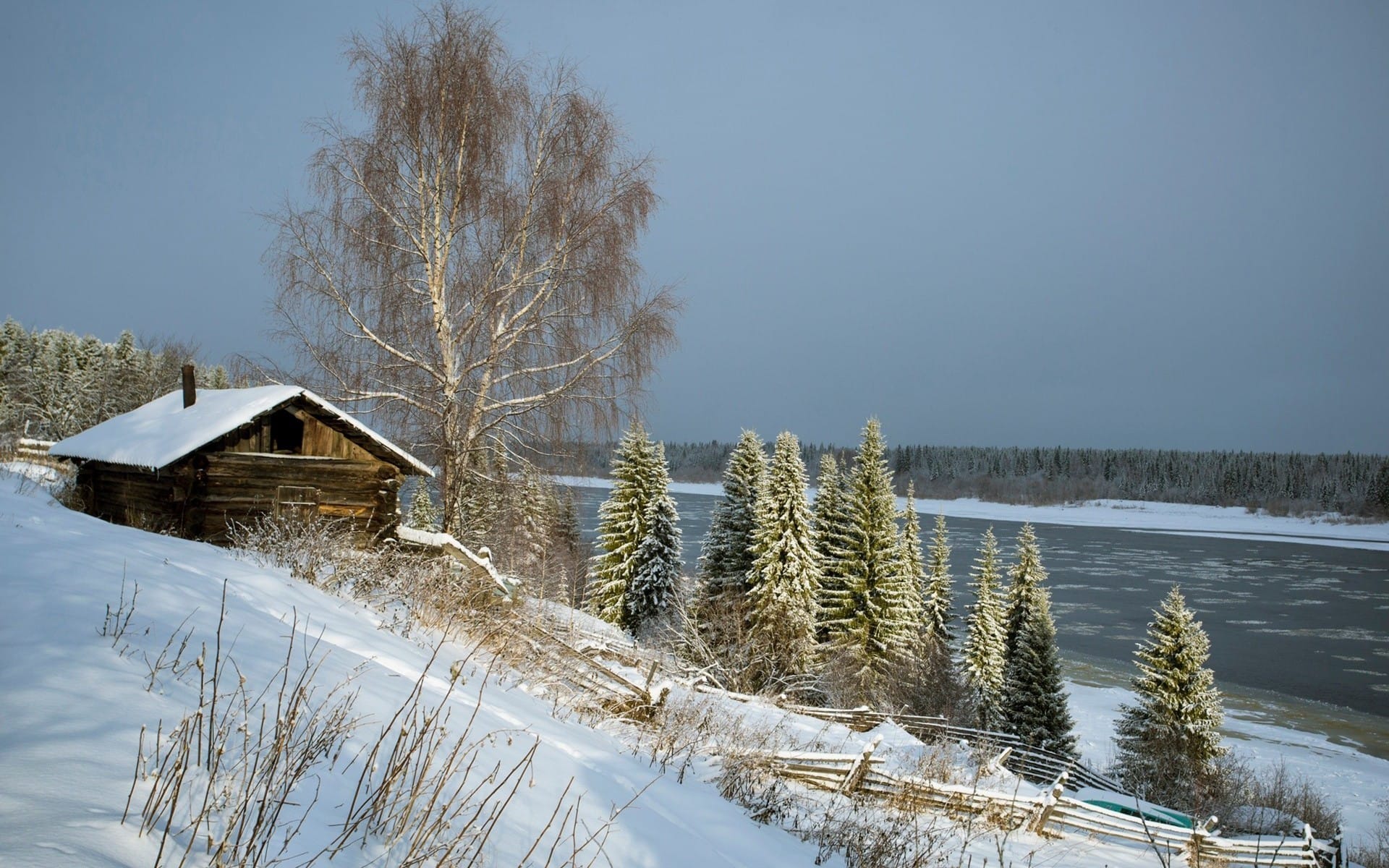 冰天雪地的冬季藏在野外小木屋