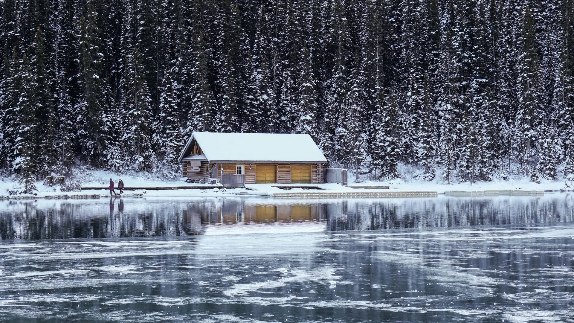 冰天雪地的冬季藏在野外小木屋