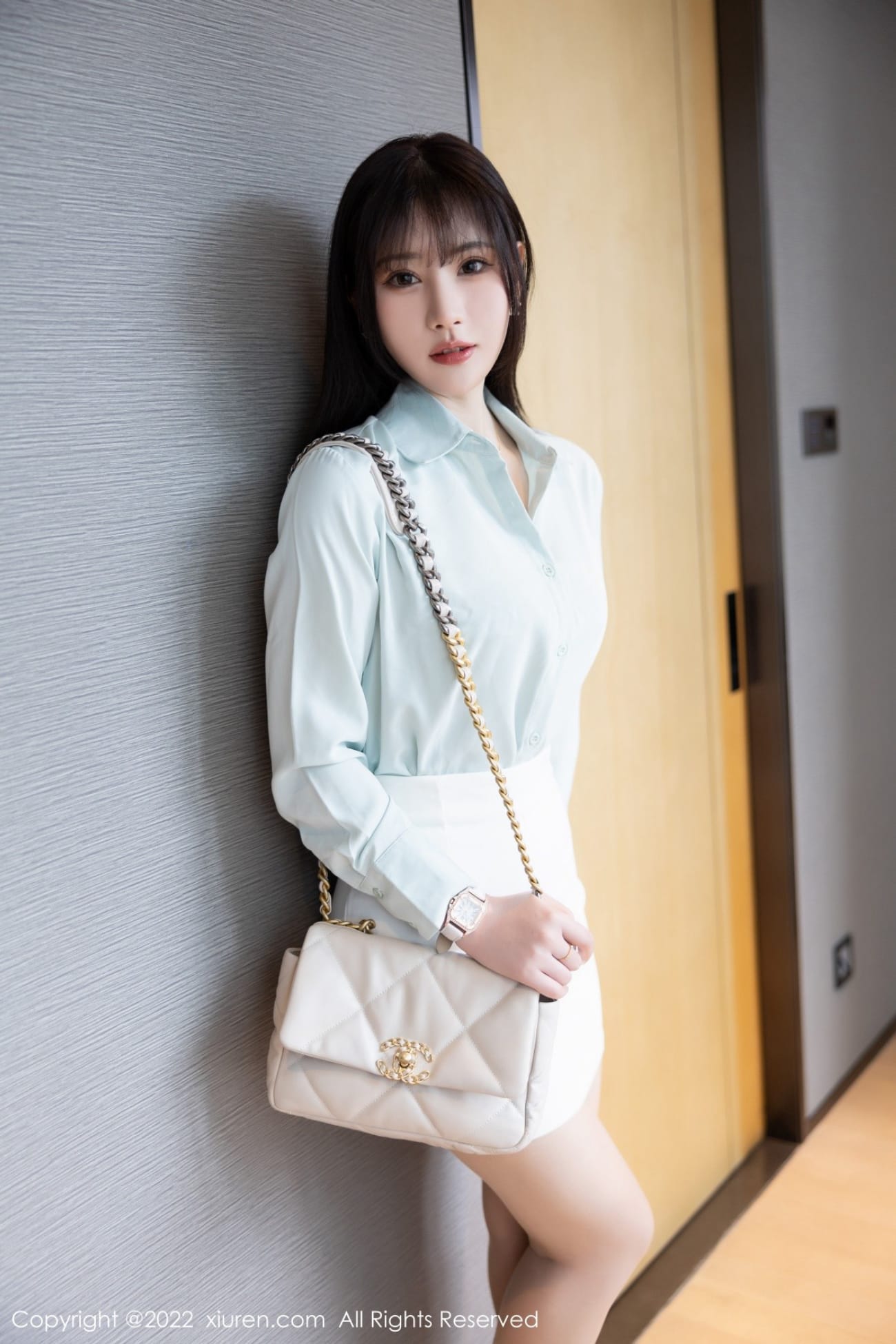 美女模特张欣欣淡蓝色上衣搭配白色短裙性感写真