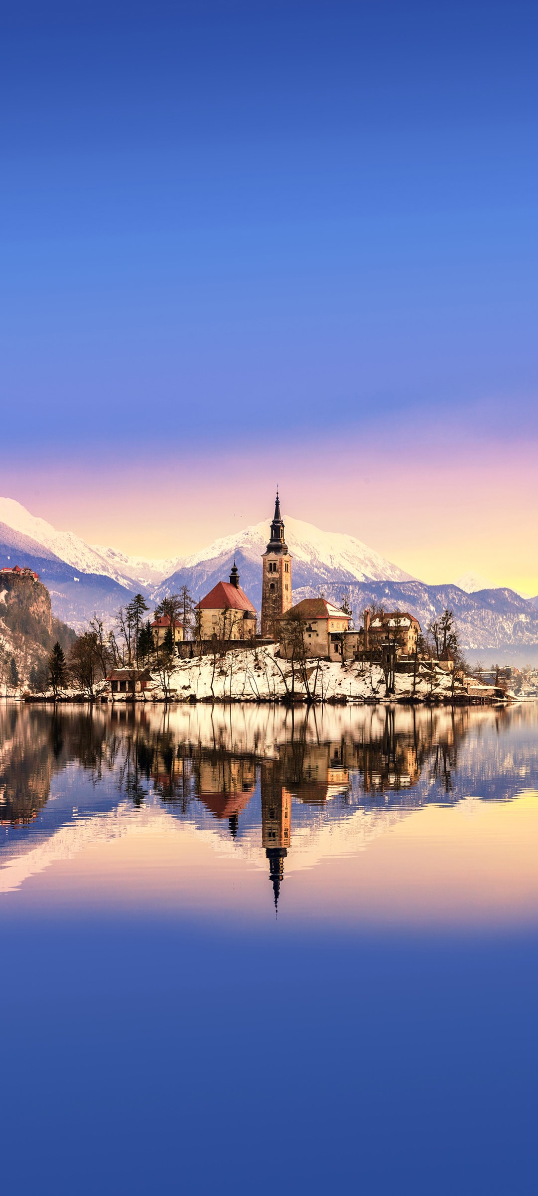 斯洛文尼亚清澈湖泊冬季风景手机壁纸