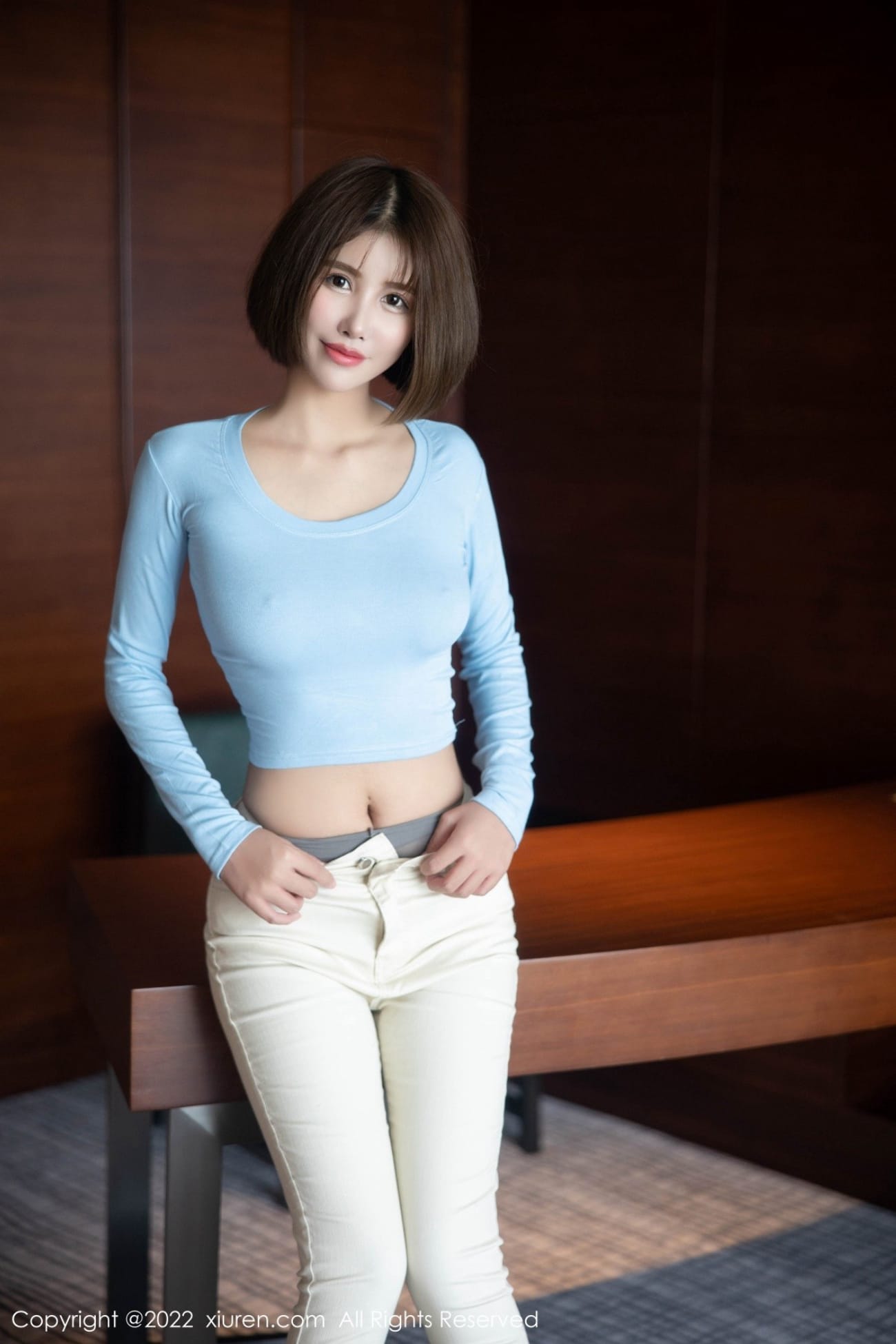 新人模特宋愉愉淡蓝色收身上衣白色长裤性感写真