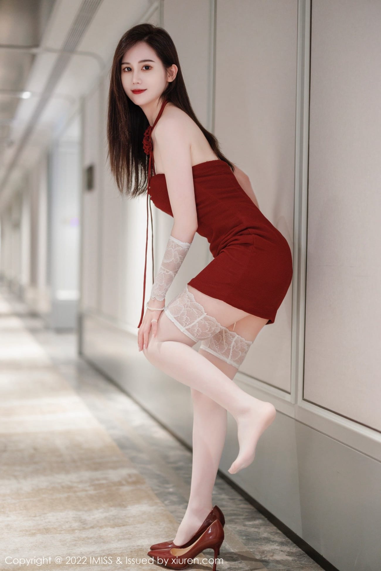 气质女神SISY思红色连衣短裙白色丝袜性感写真