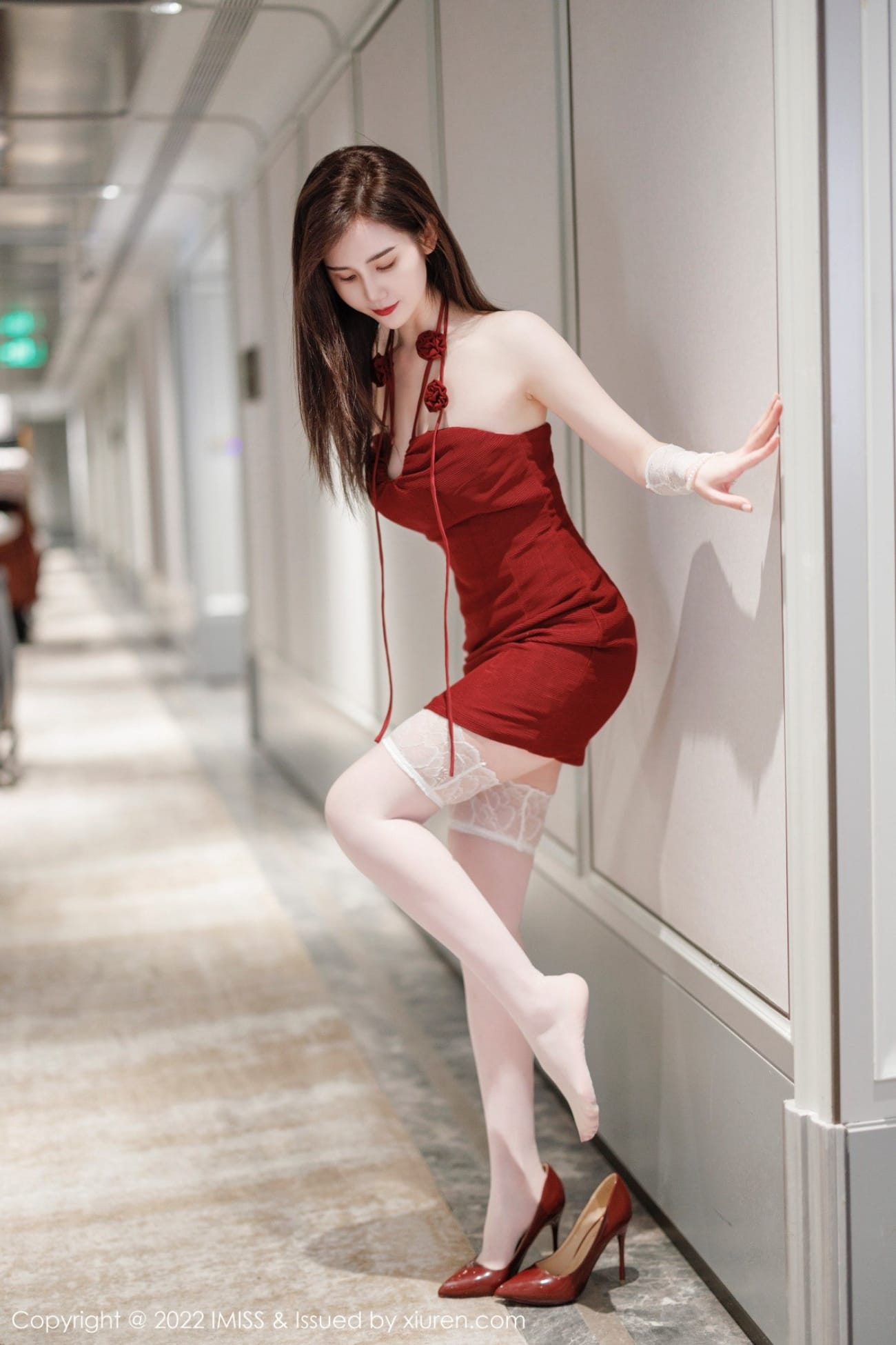 气质女神SISY思红色连衣短裙白色丝袜性感写真