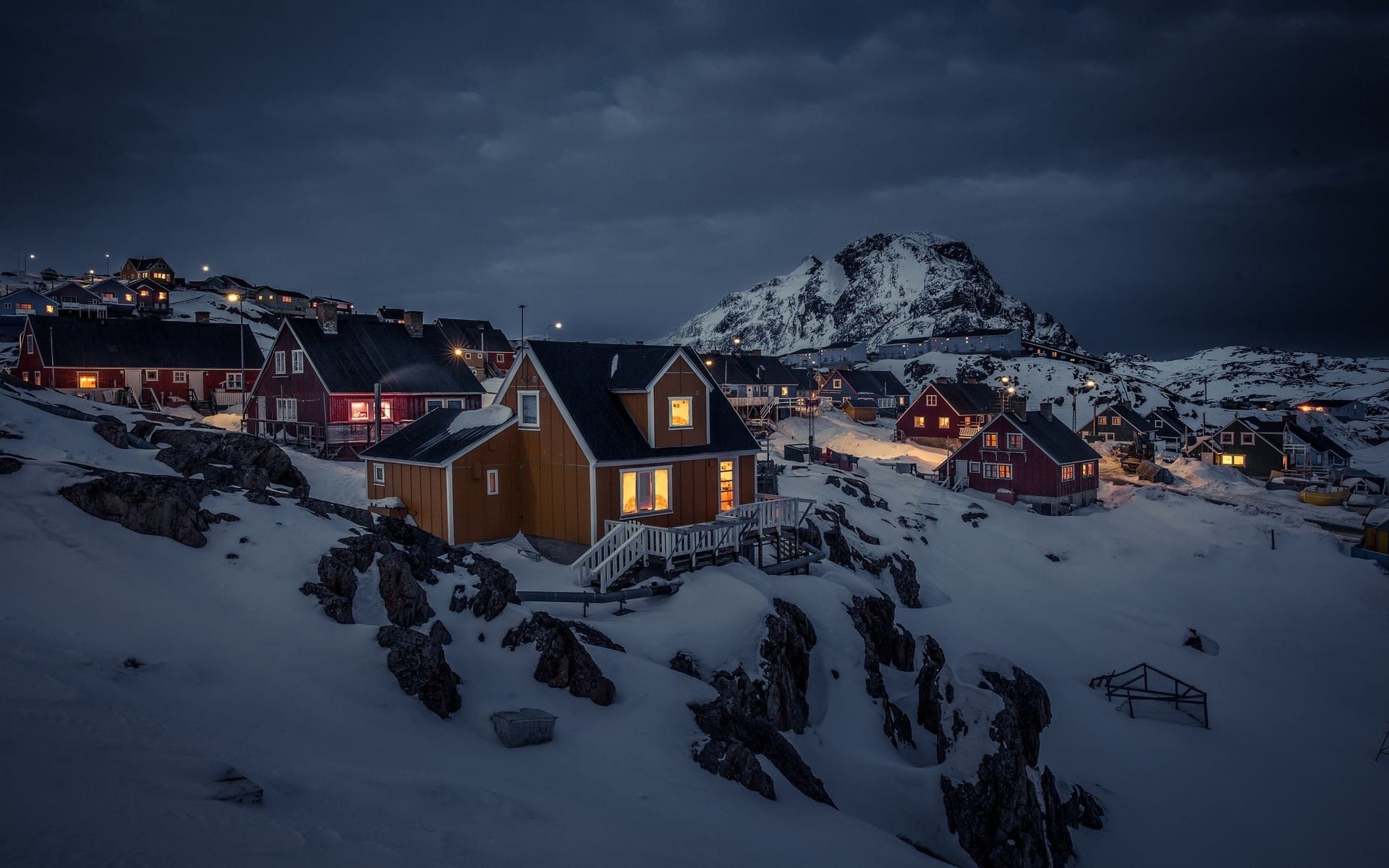 茫茫大雪后山中小屋的唯美夜景图片壁纸