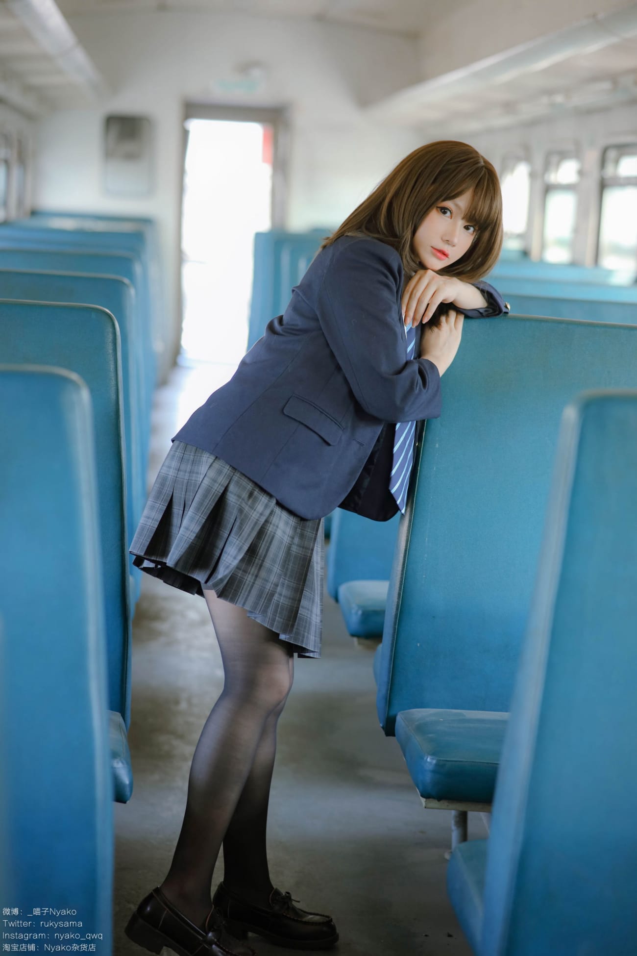 Nyako喵子火车车厢JK制服黑丝美腿系列写真