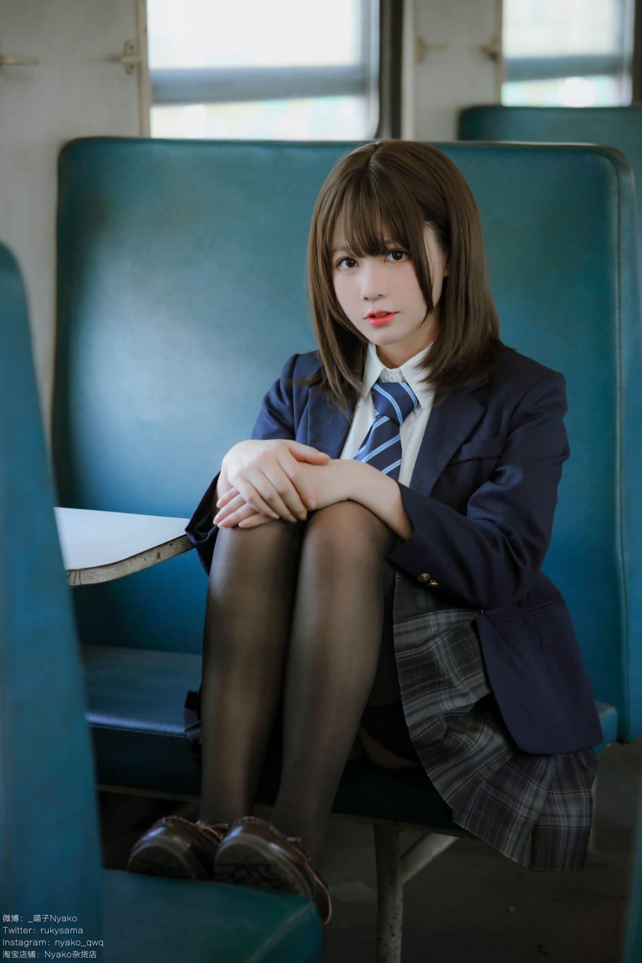 Nyako喵子火车车厢JK制服黑丝美腿系列写真