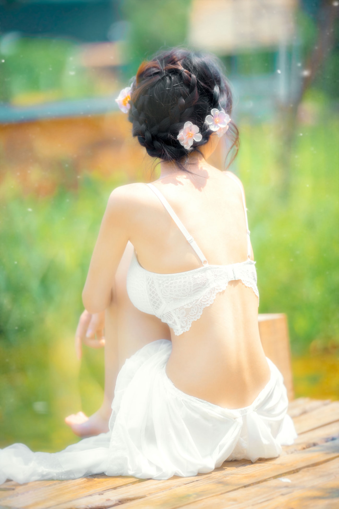 清水由乃白色蕾丝长裙花园场景户外写真