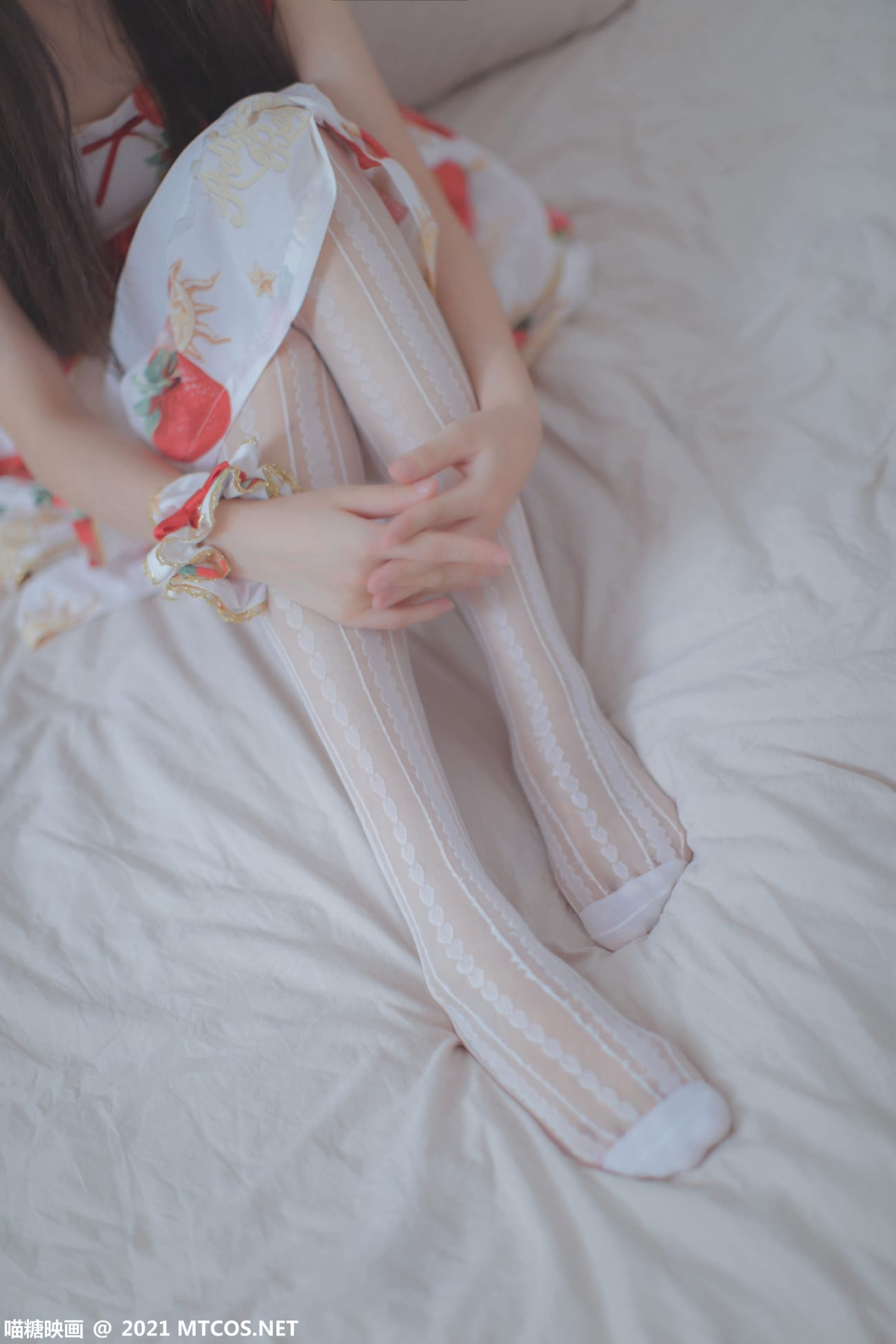 鳗鱼霏儿草莓图案长裙搭配丝袜系列写真
