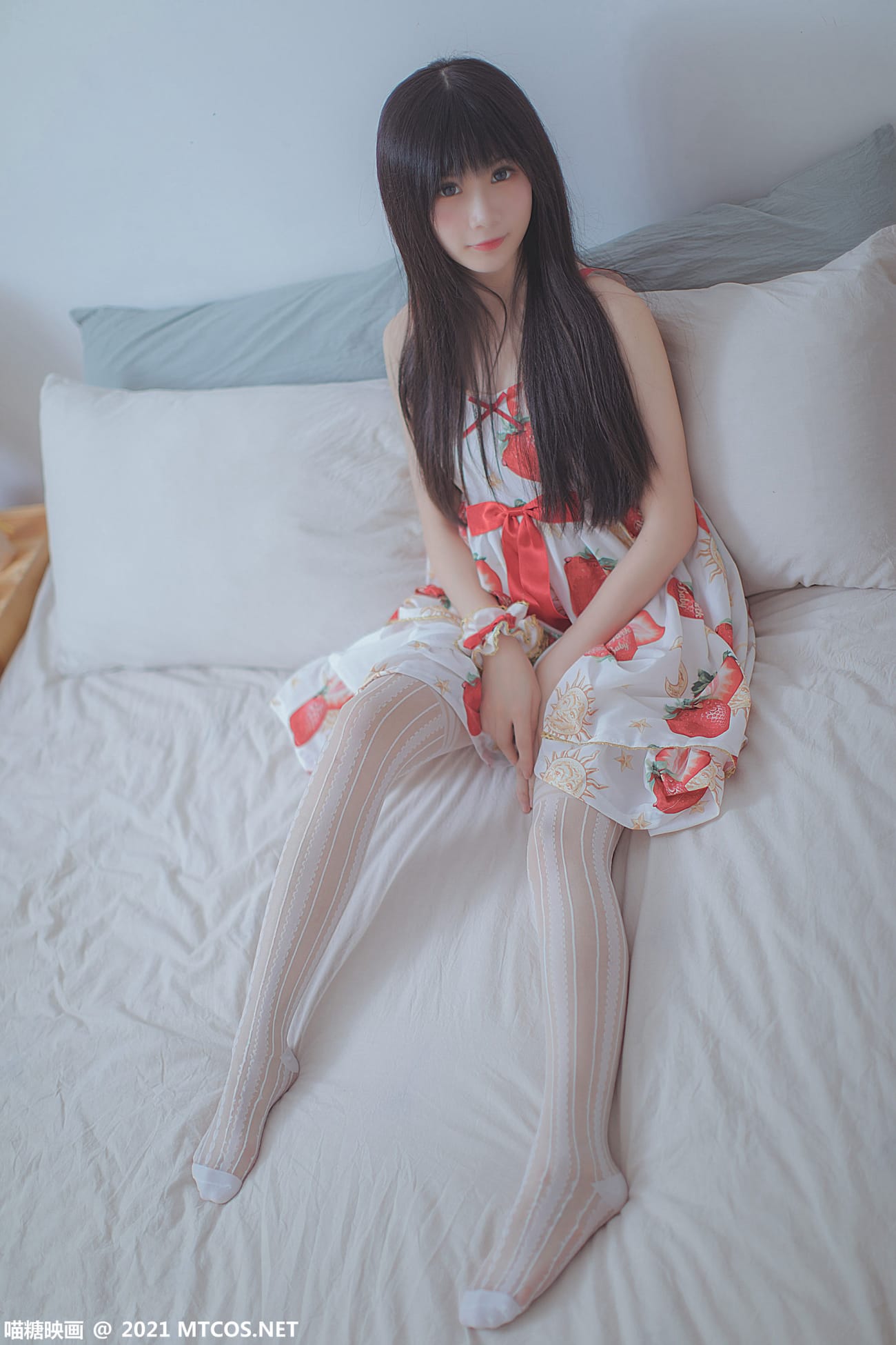 鳗鱼霏儿草莓图案长裙搭配丝袜系列写真