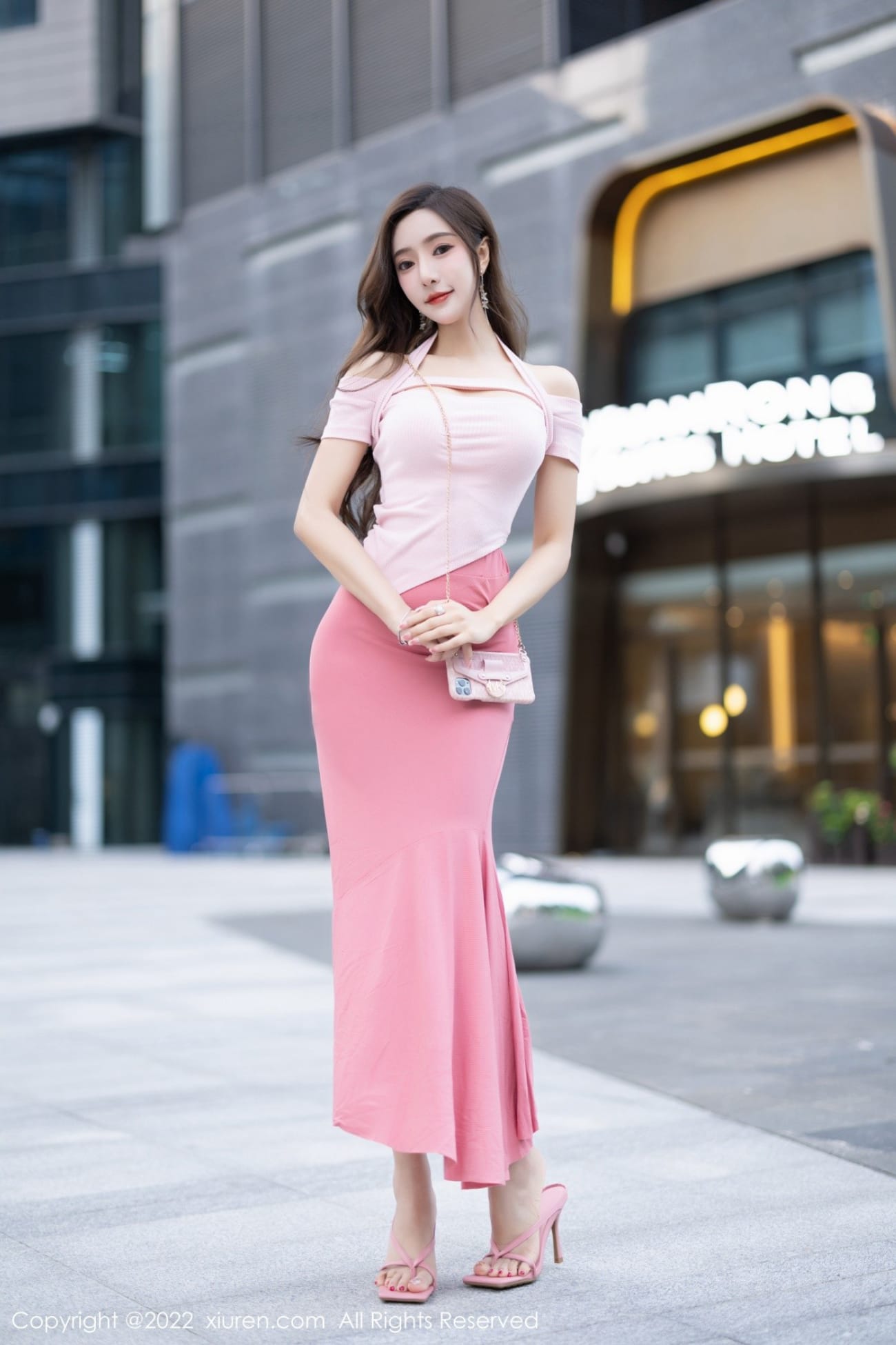 王馨瑶yanni粉色露肩上衣搭配粉色长裙写真