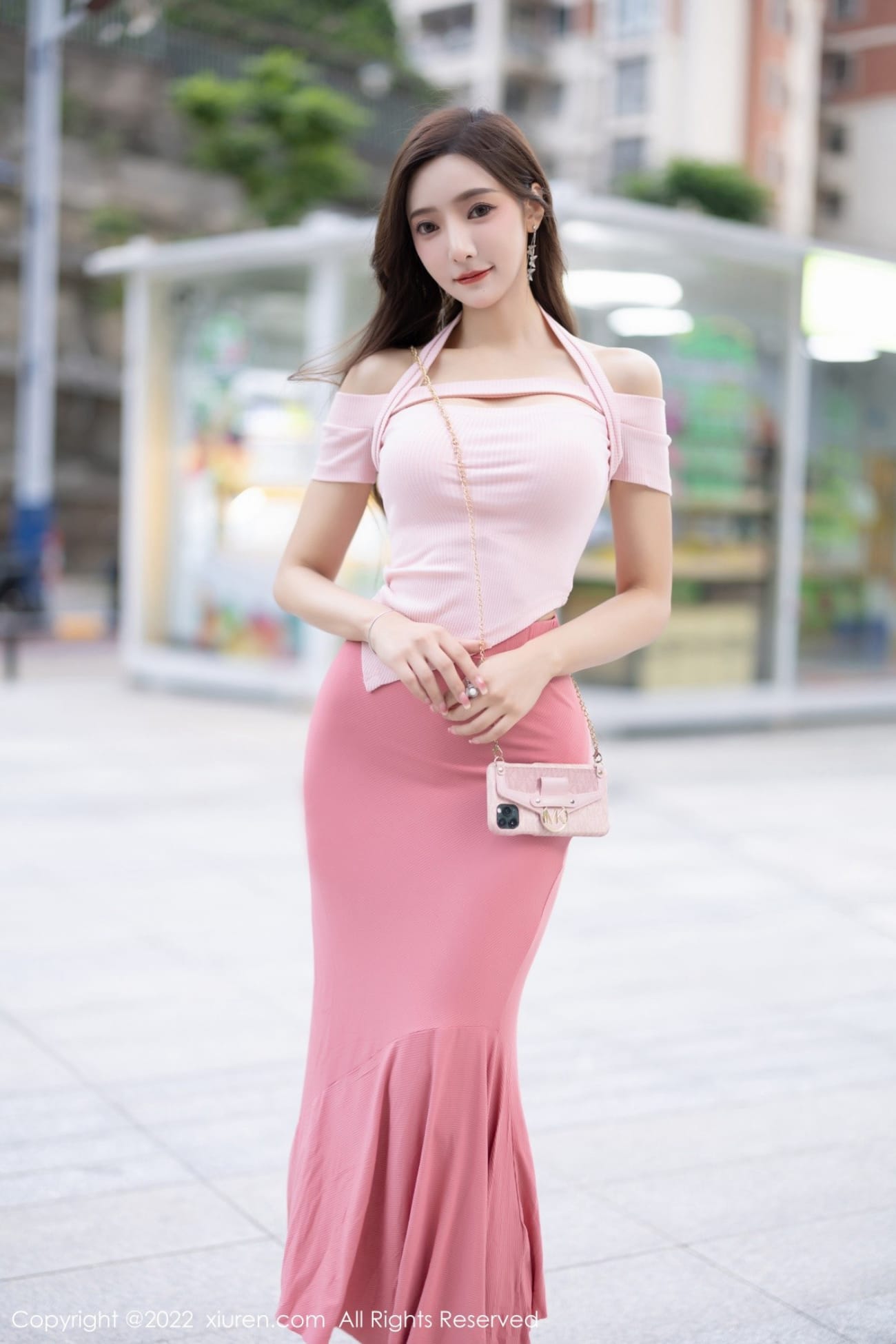 王馨瑶yanni粉色露肩上衣搭配粉色长裙写真