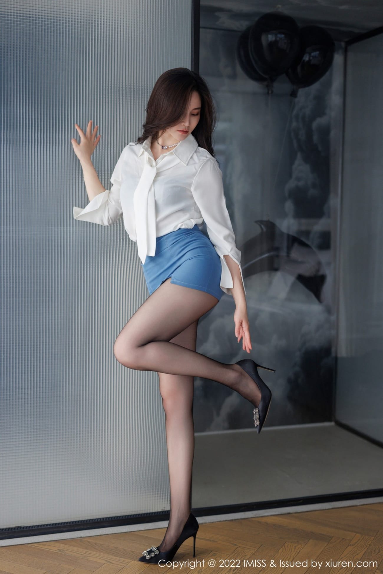 Vanessa白色上衣搭配蓝色短裙OL系列性感写真