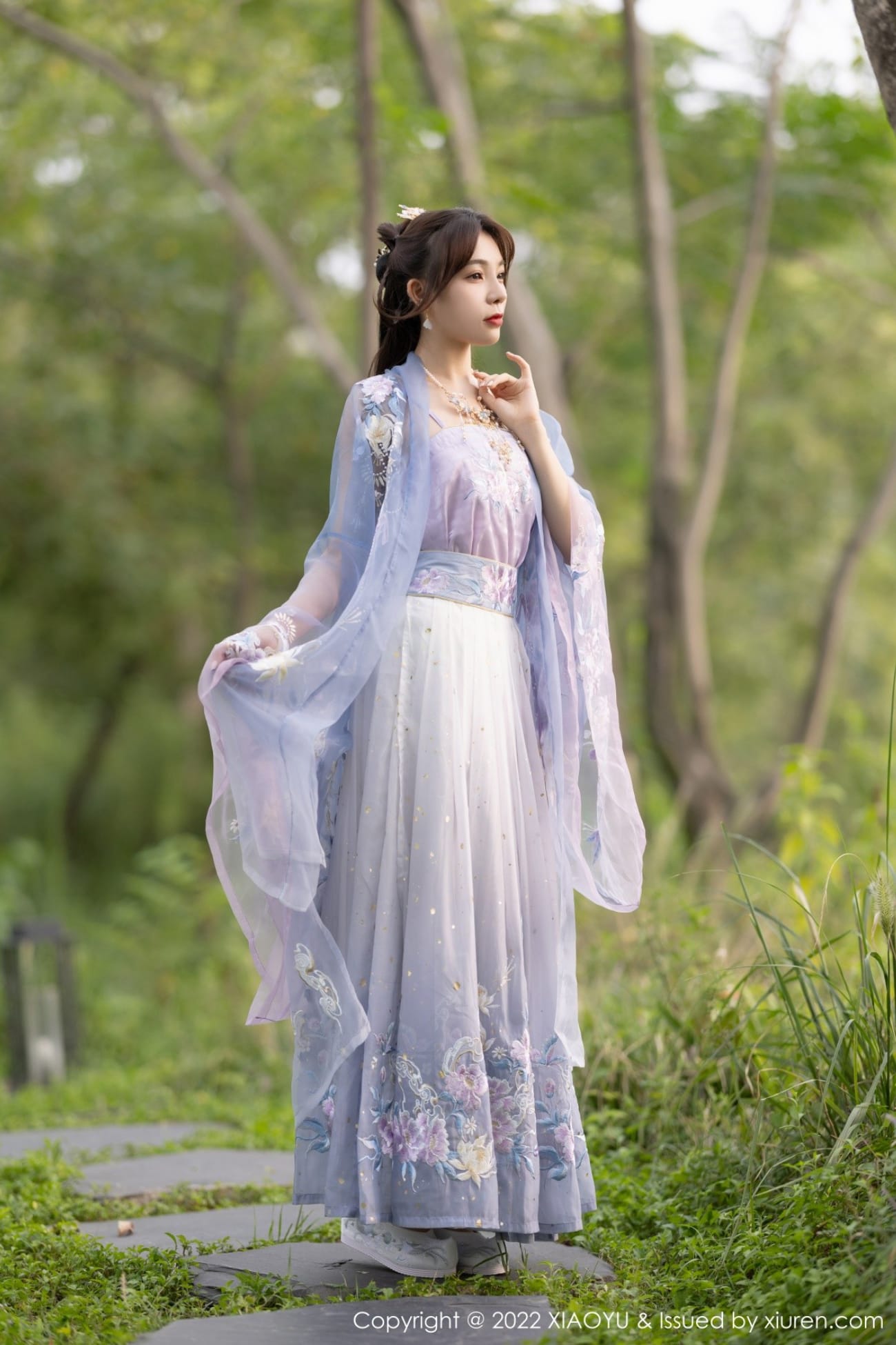徐莉芝Booty浅紫色古装服饰杭州西湖边旅拍
