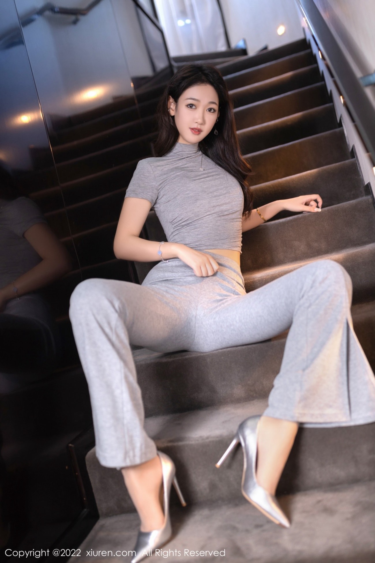 美女模特唐安琪灰色收身上衣搭配长裤北京旅拍