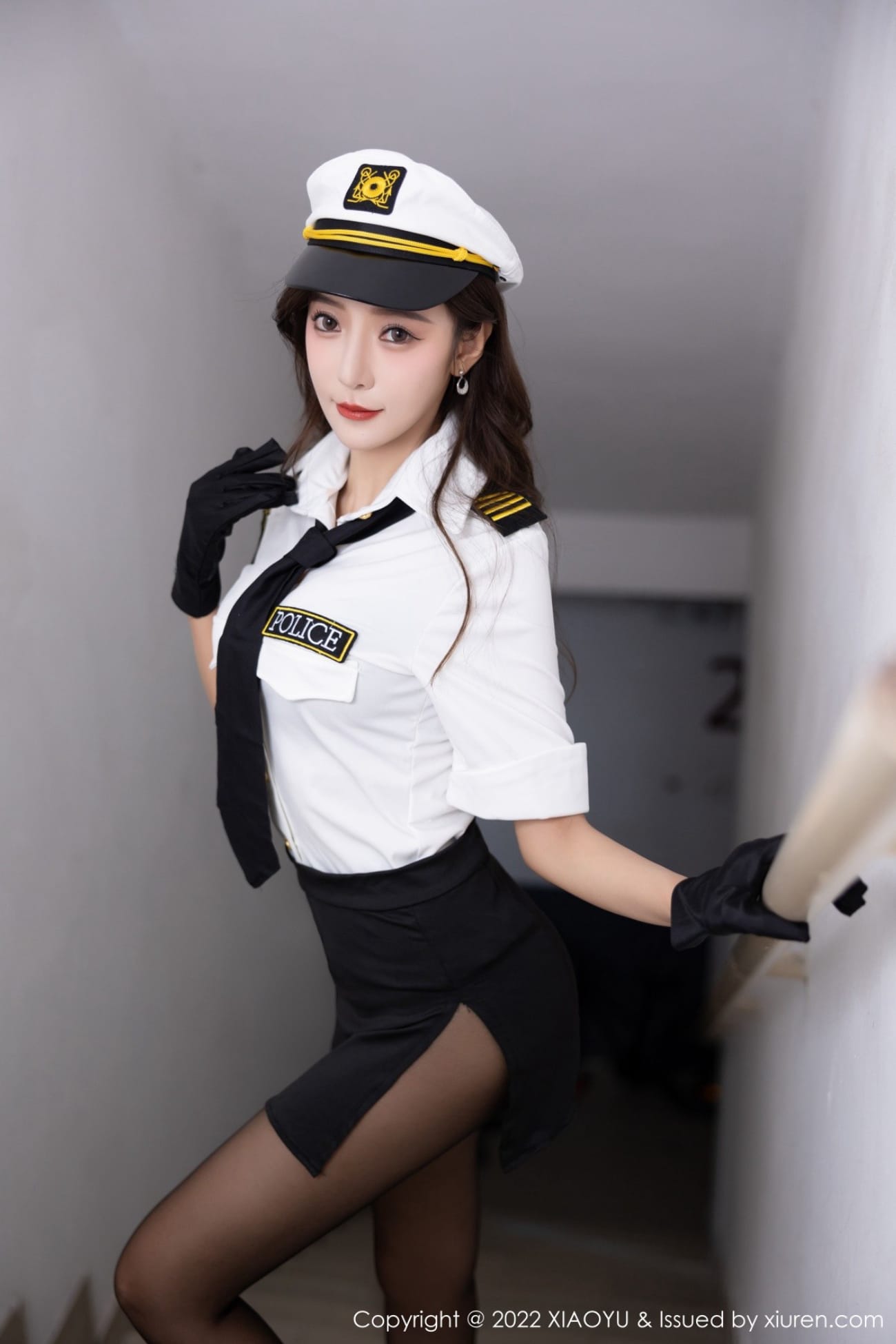 王馨瑶yanni女警制服搭配黑丝美腿写真