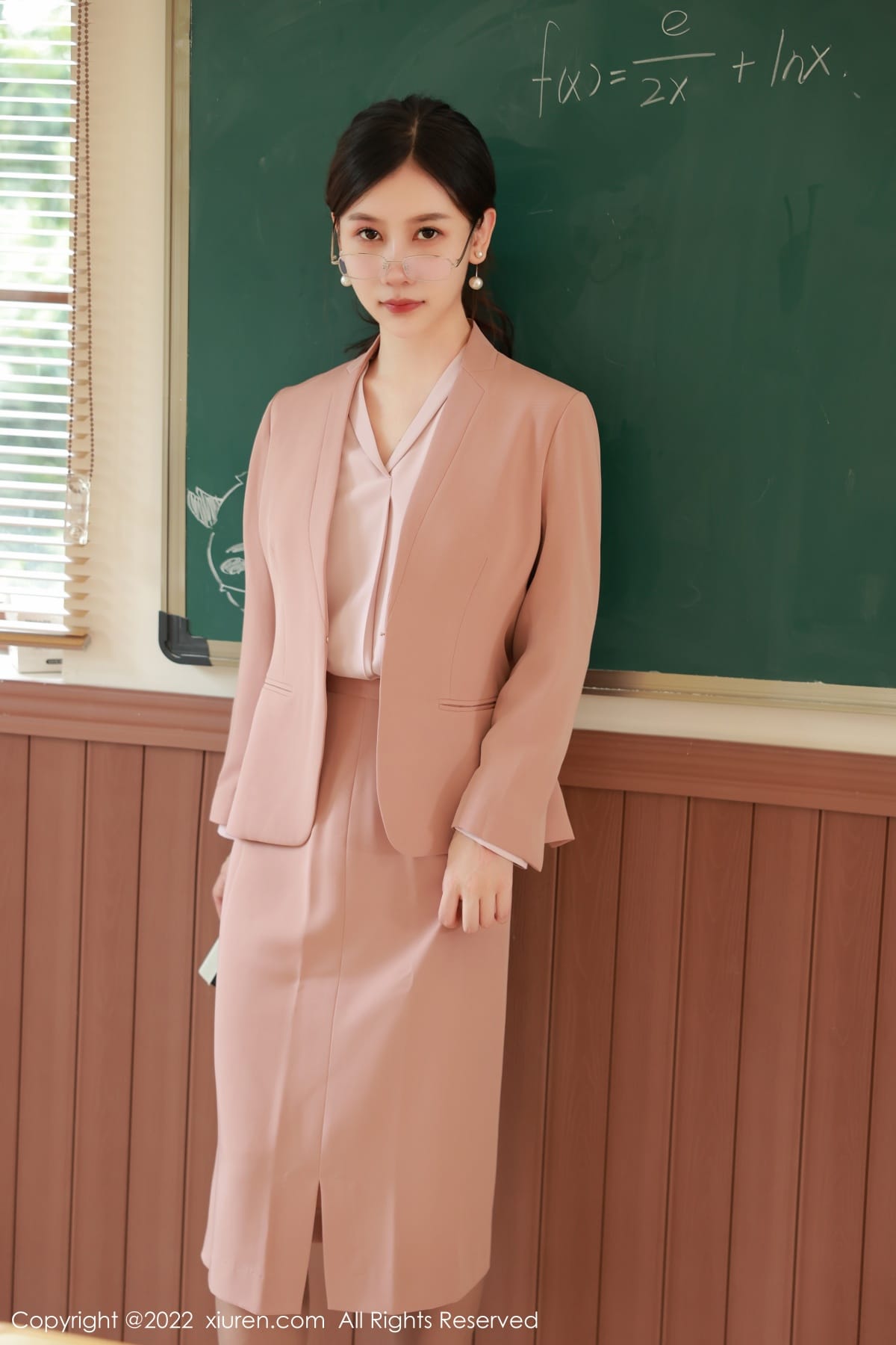 尹甜甜浅色服饰搭配裙子教师角色性感写真