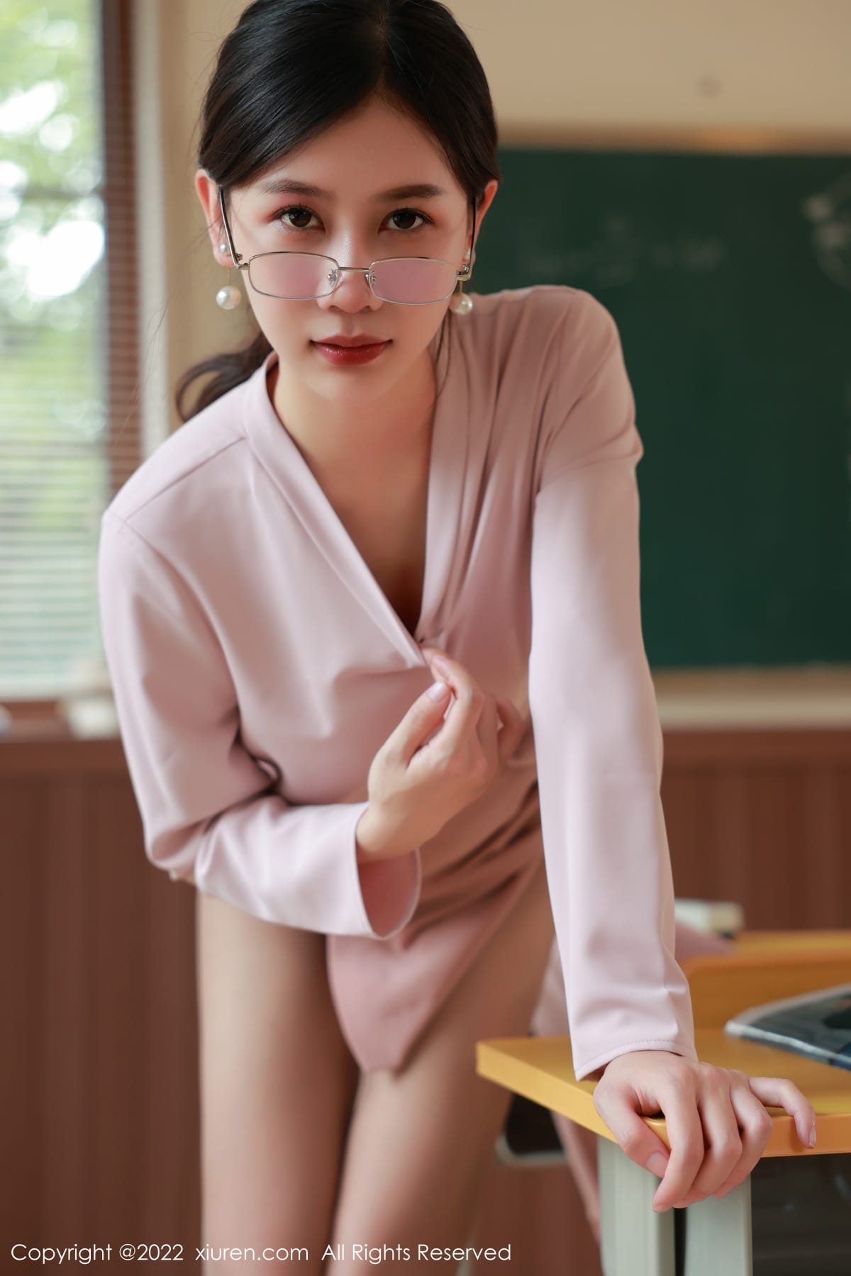尹甜甜浅色服饰搭配裙子教师角色性感写真
