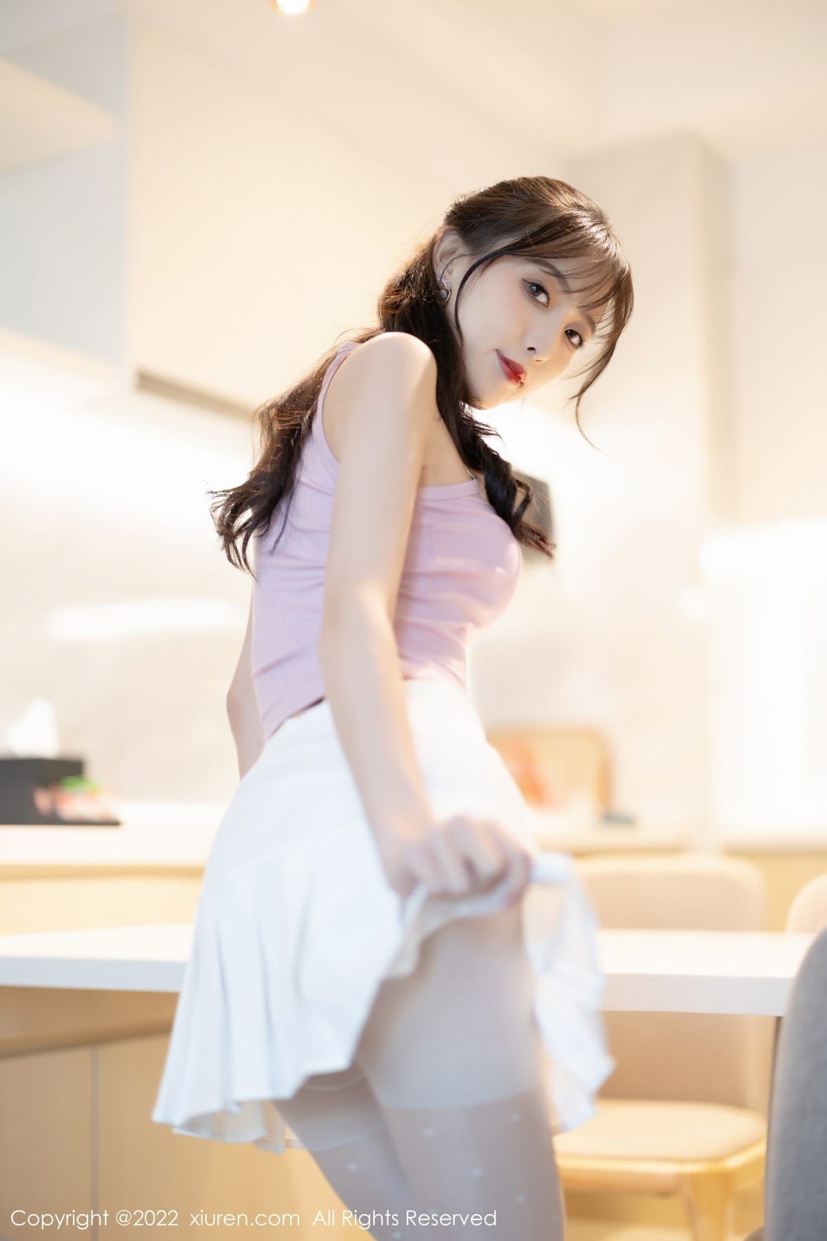 林星阑淡紫色上衣搭配白色短裙诱人写真