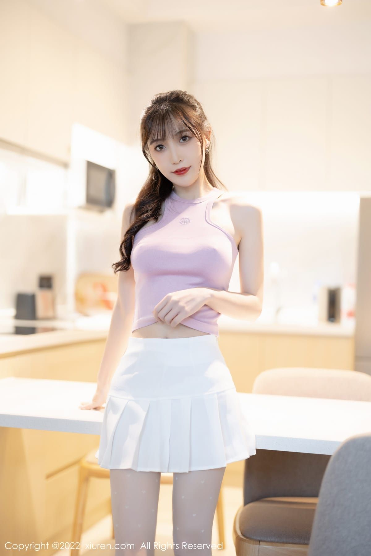 林星阑淡紫色上衣搭配白色短裙诱人写真
