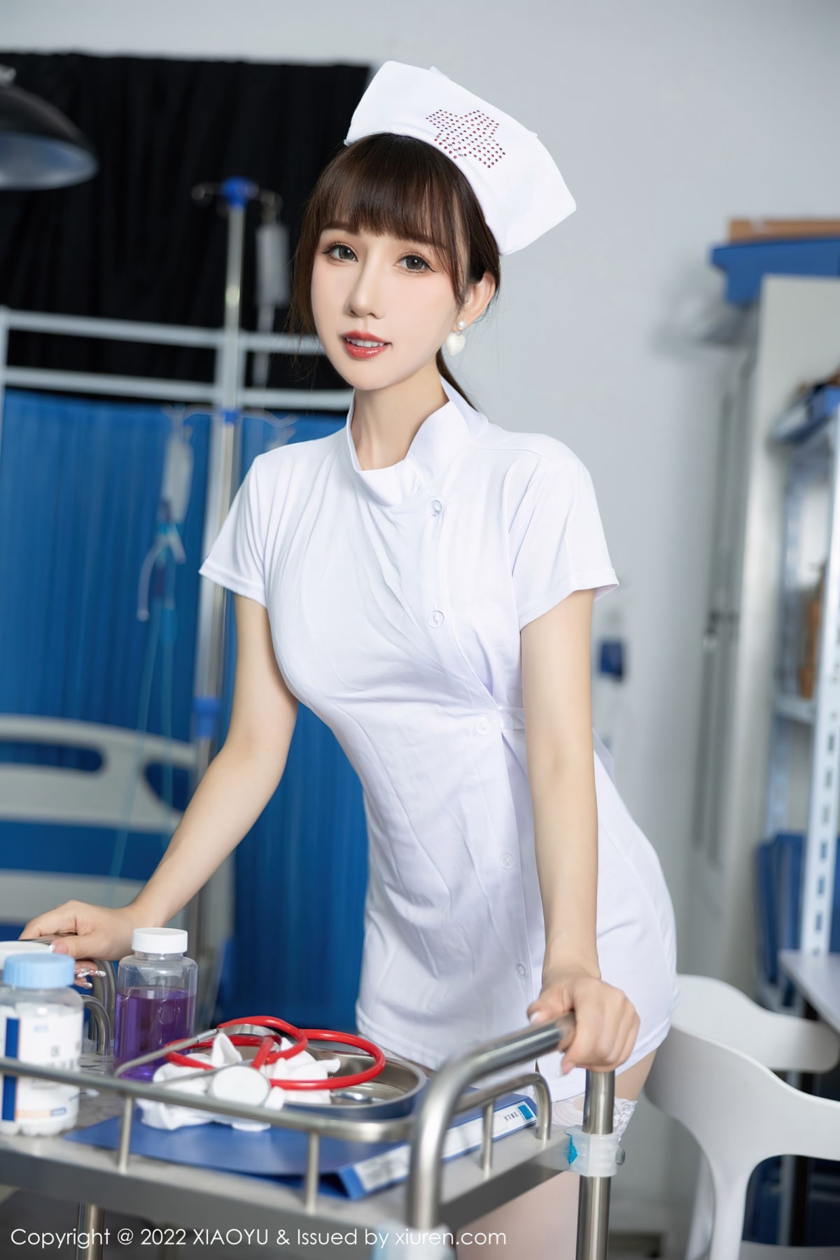 波巧酱护士制服搭配白色丝袜苗条身材写真