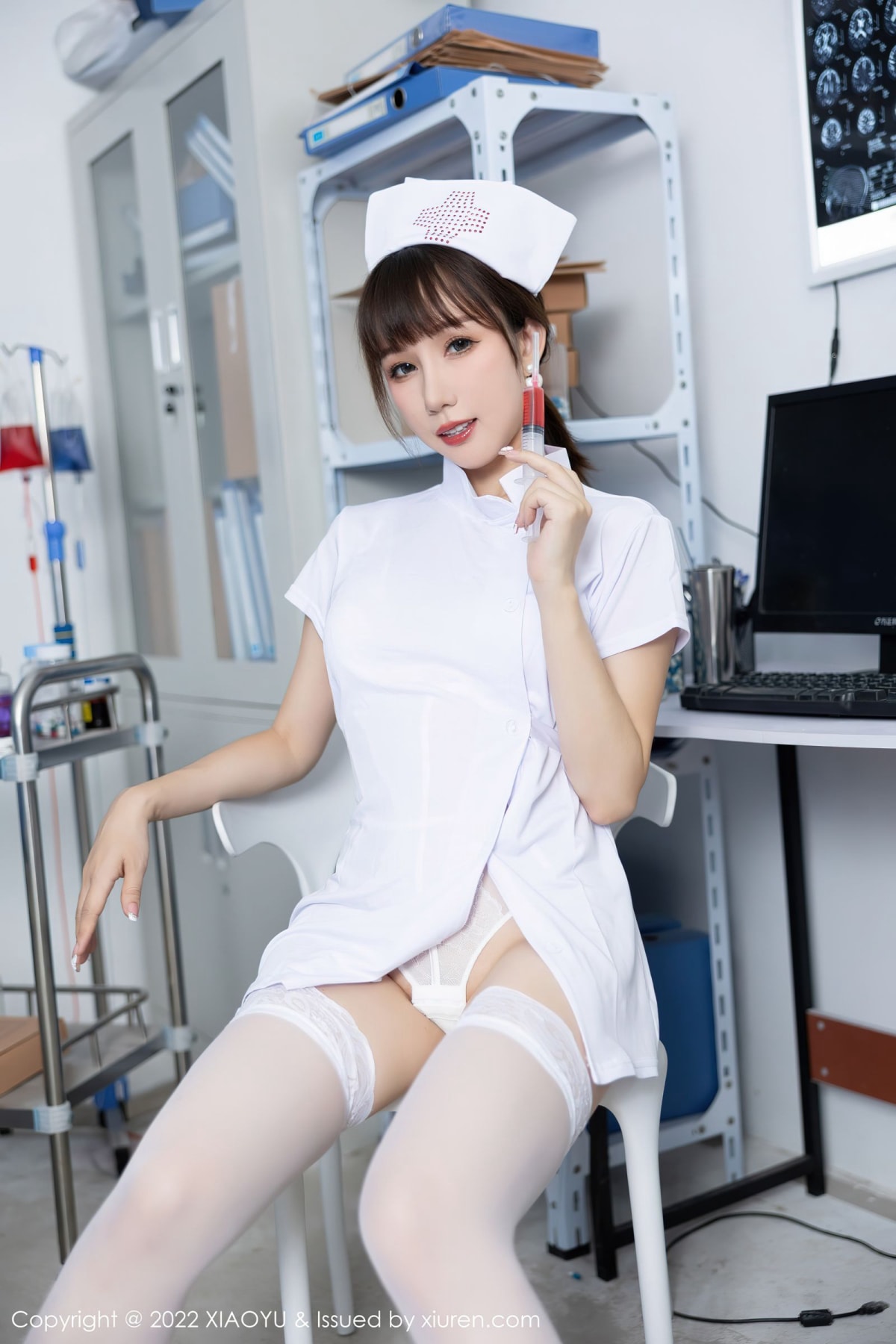 波巧酱护士制服搭配白色丝袜苗条身材写真