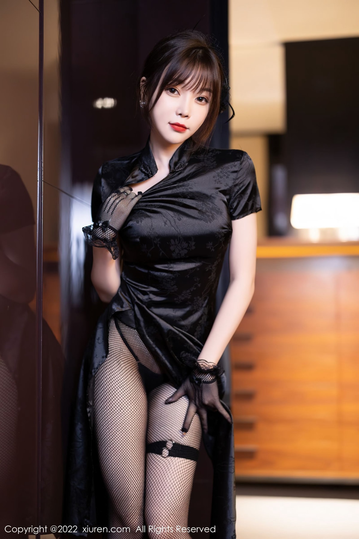 徐莉芝Booty黑色旗袍搭配黑色网格袜写真