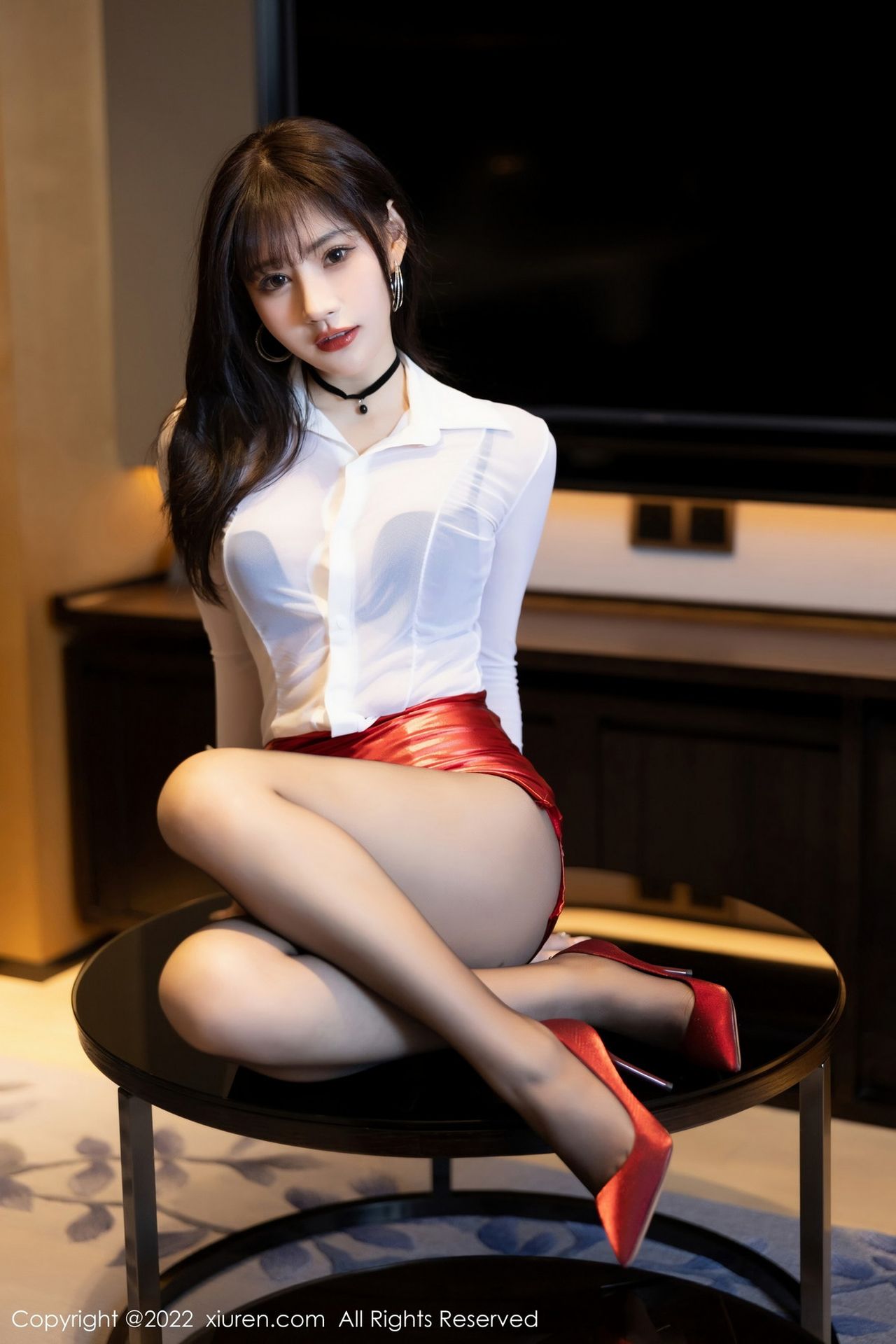 张欣欣白衬衫黑丝搭配红色短裙性感写真