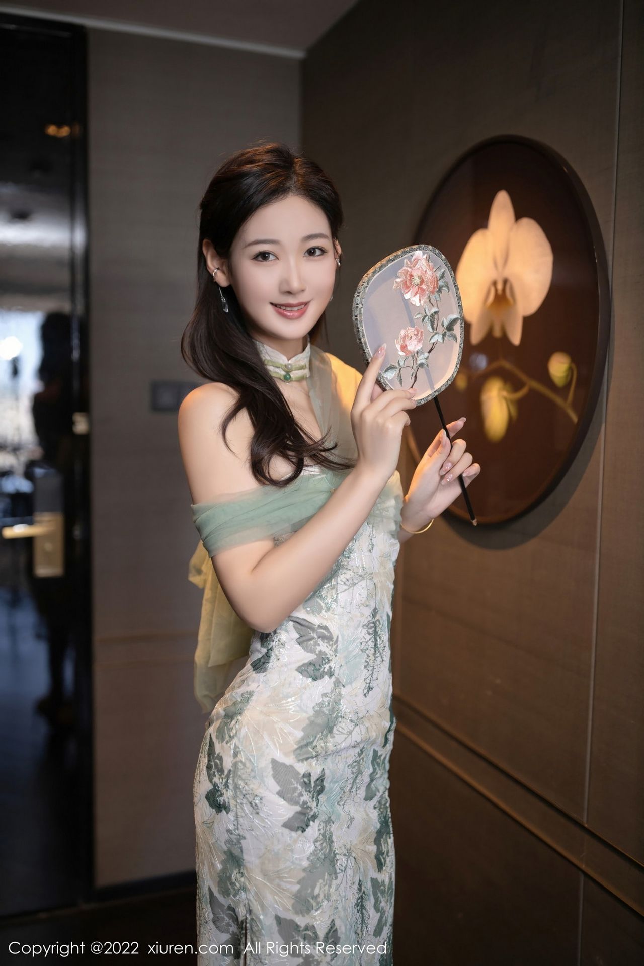 唐安琪浅色带叶纹图案旗袍服饰北京旅拍