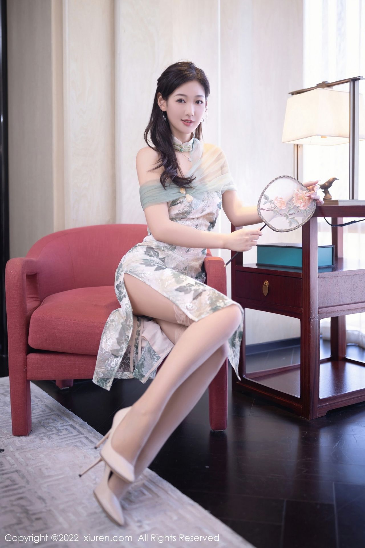 唐安琪浅色带叶纹图案旗袍服饰北京旅拍