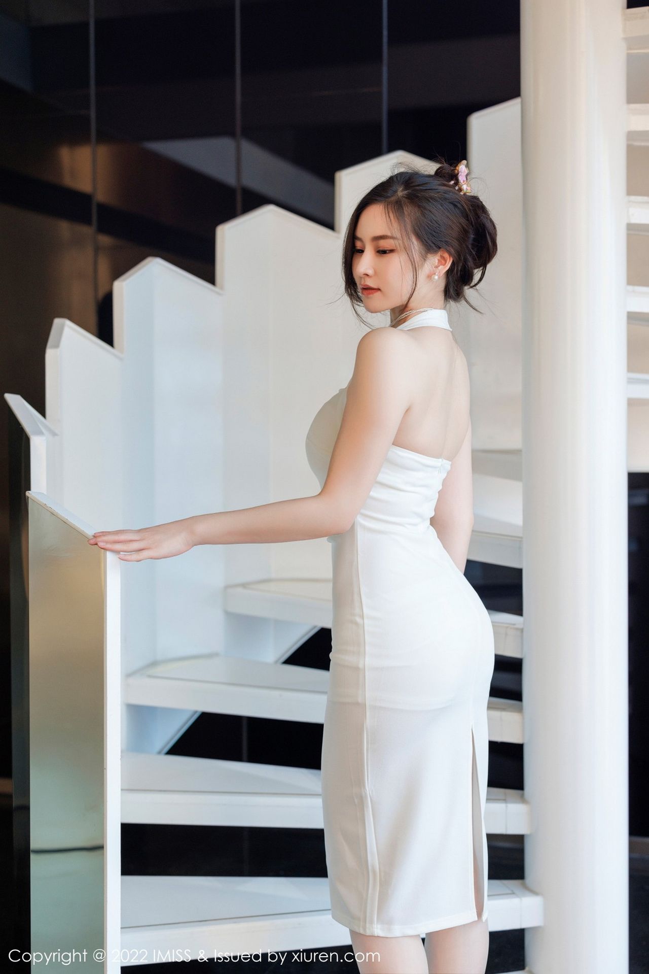 气质美女Vanessa白色连衣长裙搭配原色丝袜性感写真
