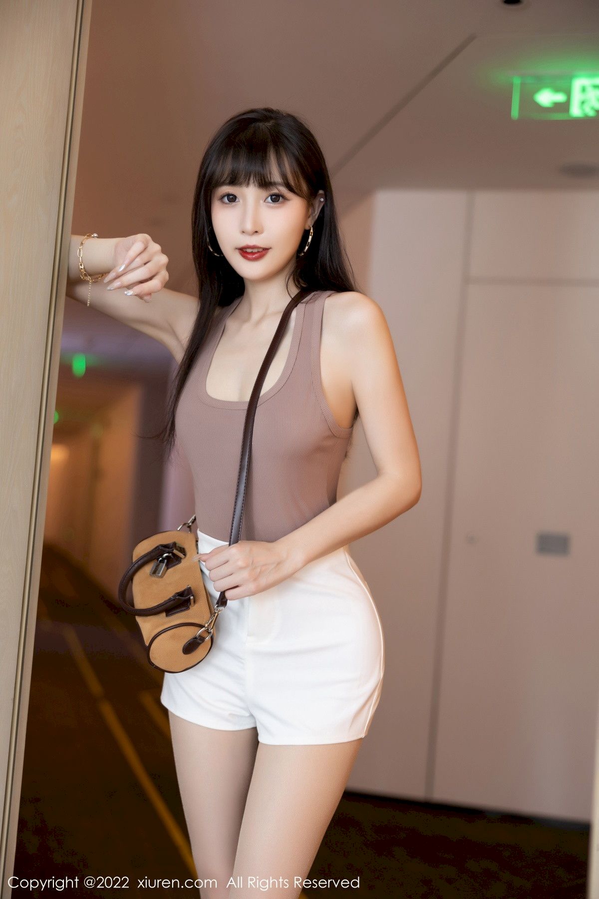 林星阑咖啡色高开叉服饰白色短裙性感写真