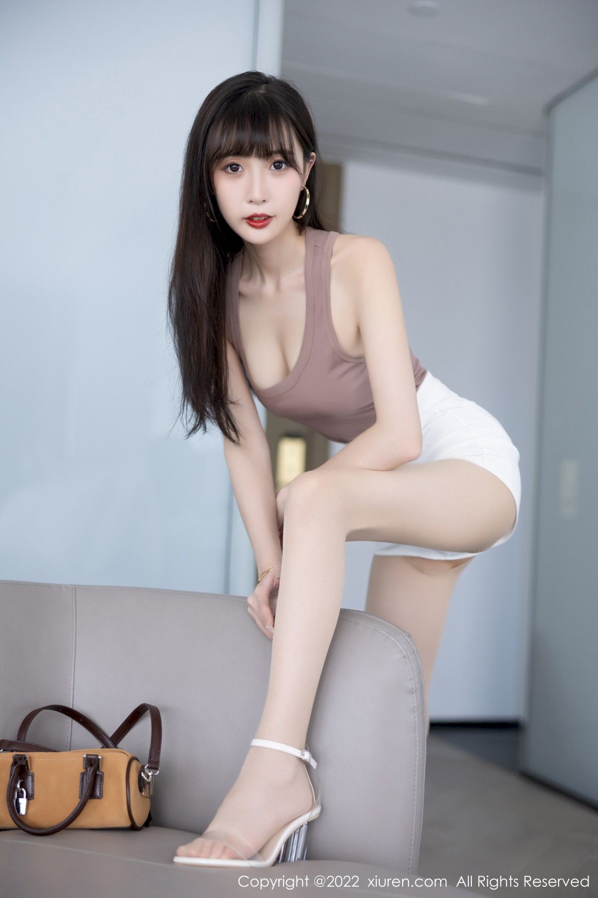 林星阑咖啡色高开叉服饰白色短裙性感写真