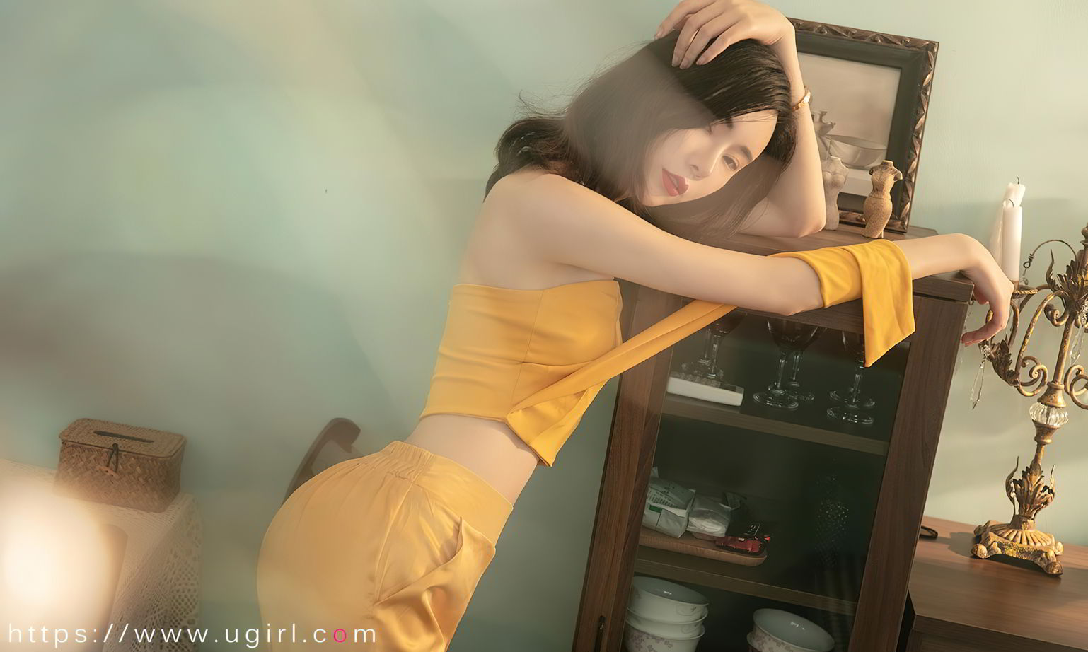 萌琪琪黄色服饰微露小蛮腰系列性感写真