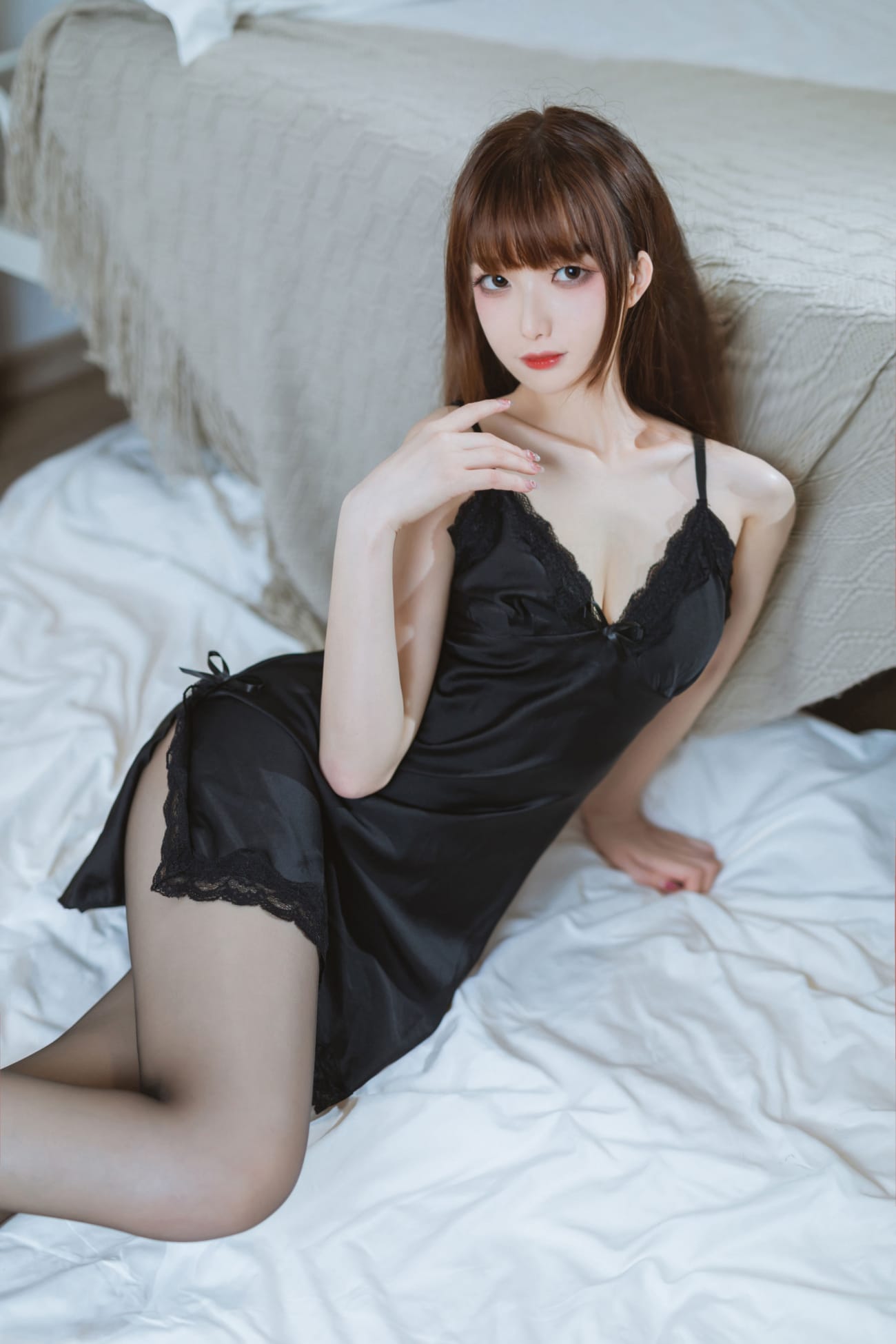 封疆疆v黑色丝质吊裙搭配黑丝美腿系列性感美图