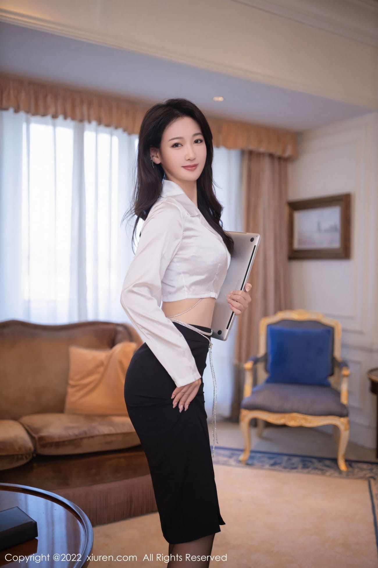 唐安琪白色服饰搭配黑色短裙北京旅拍
