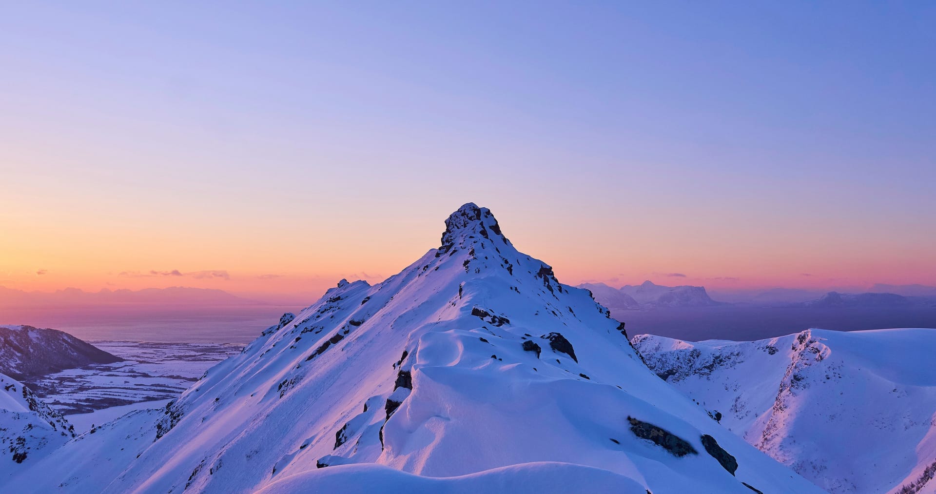 巍峨壮观的冬季雪山