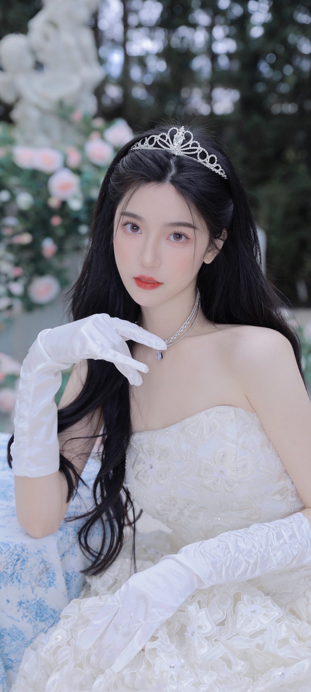 女演员肖雨靓丽身影白色婚纱裙子壁纸图片