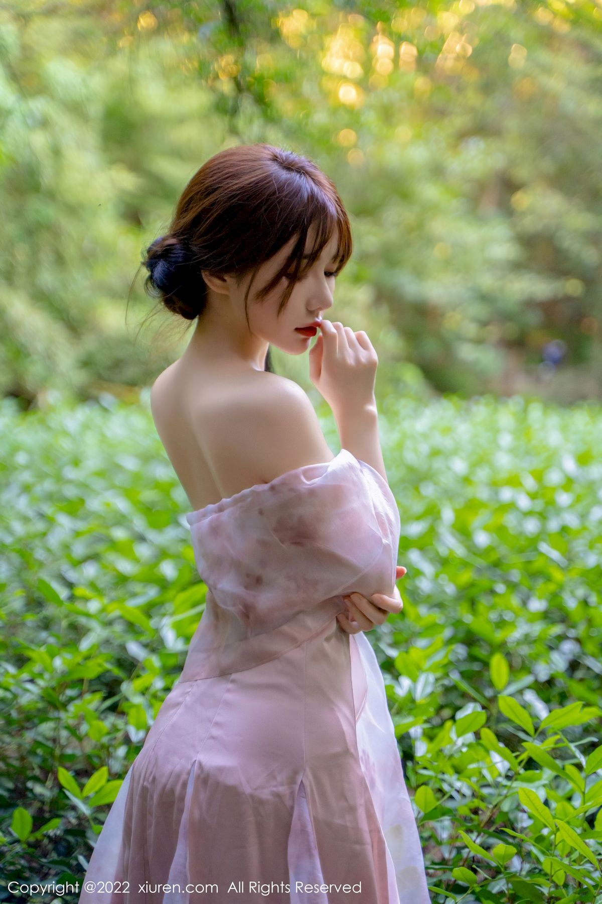婠婠么&小肥莹淡紫色吊带长裙户外拍摄