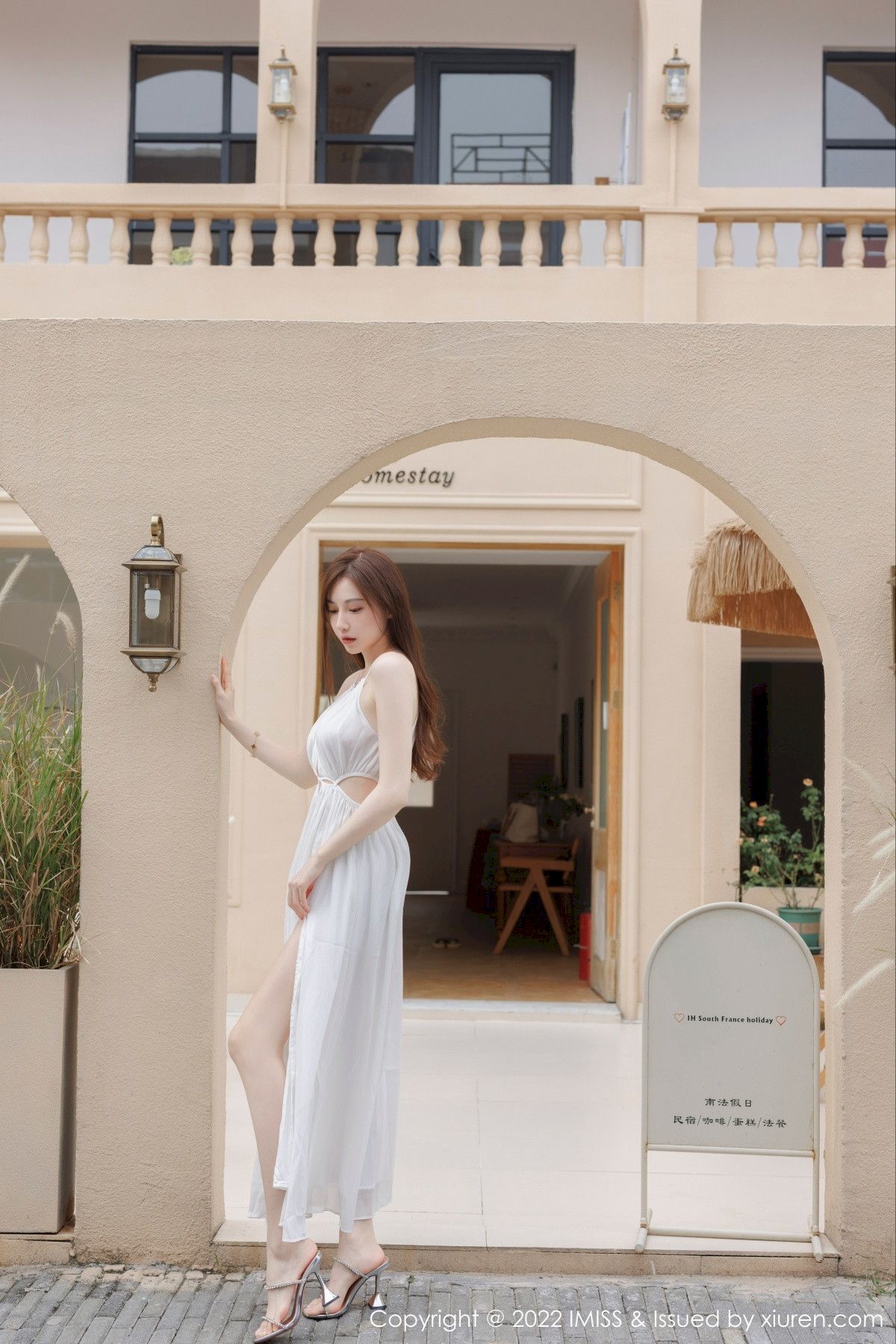 气质女神Lynn刘奕宁白色长裙户外场景性感写真