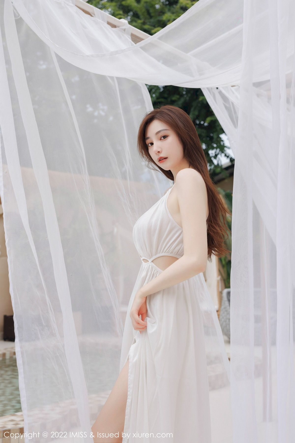 气质女神Lynn刘奕宁白色长裙户外场景性感写真