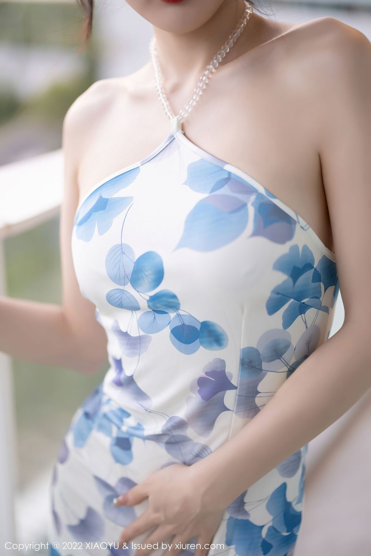 林星阑露肩连衣短裙搭配白色丝袜性感写真